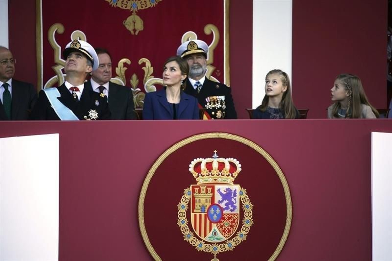 Los Reyes, acompañados de sus hijas la princesa Leonor y la infanta Sofía, que presiden hoy en la plaza de Cánovas del Castillo, Madrid, el desfile del Día de la Fiesta Nacional.