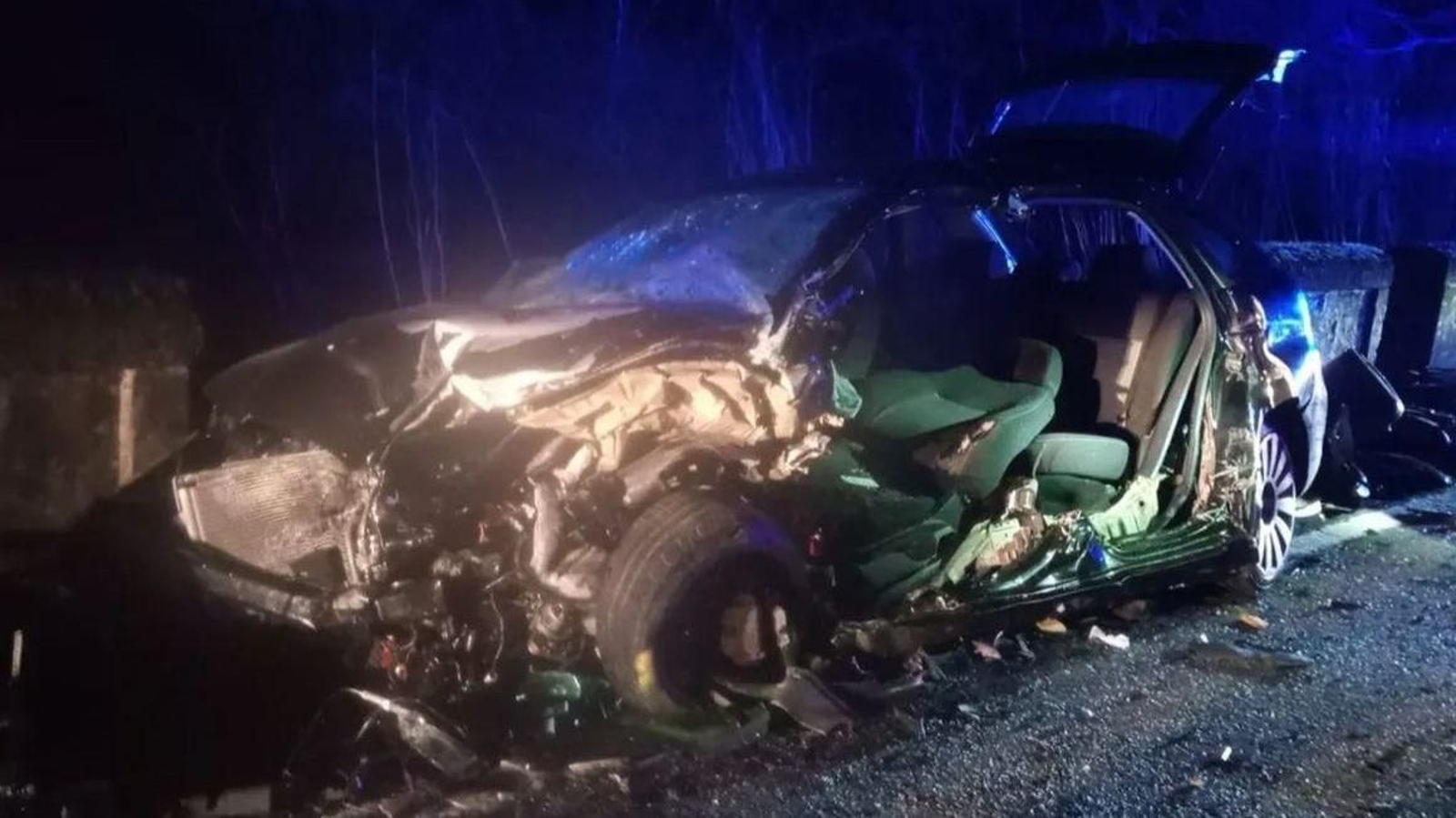 Estado de uno de los vehículos tras el brutal impacto