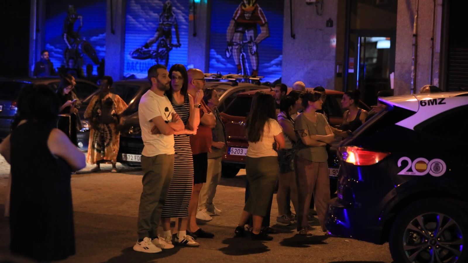 Vecinos algopados en la calle, durante el sofoco del incendio.