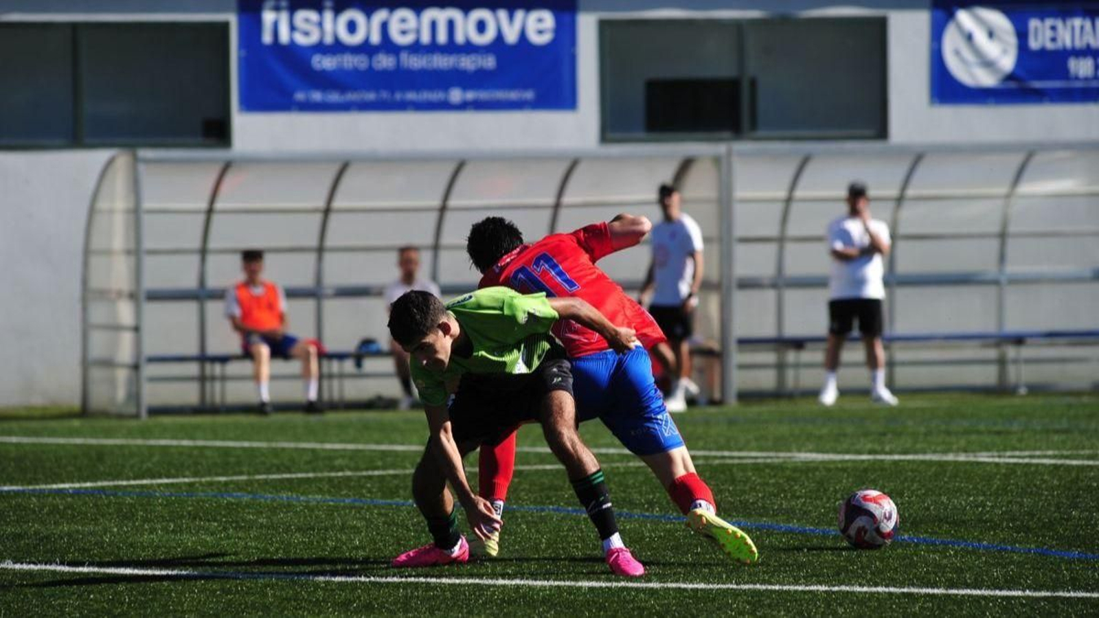 Damián, del Francelos y Jacobo, de La Purísima, se disputan la posesión del balón.
