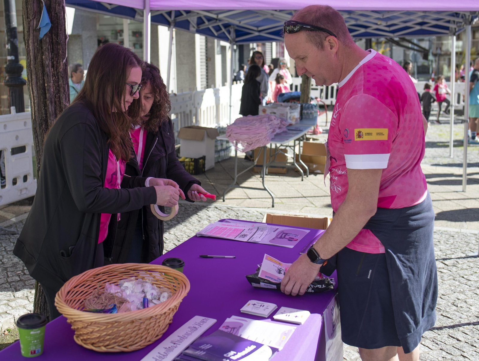 Galería | A Valenzá se tiñe de rosa con la III Carreira pola Igualdade