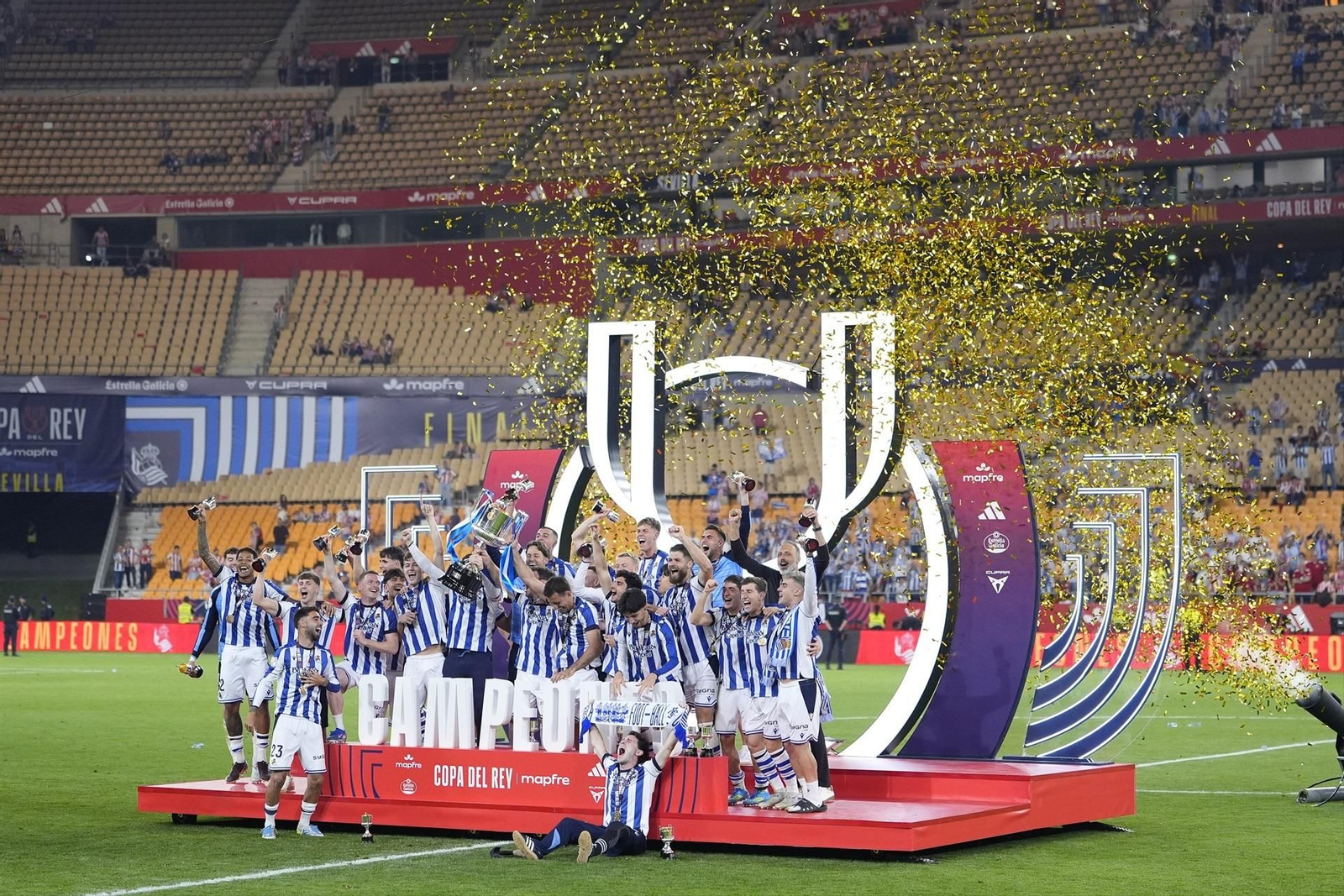 Brais Méndez, en primer término, celebra el título copero junto a sus compañeros en La Cartuja.