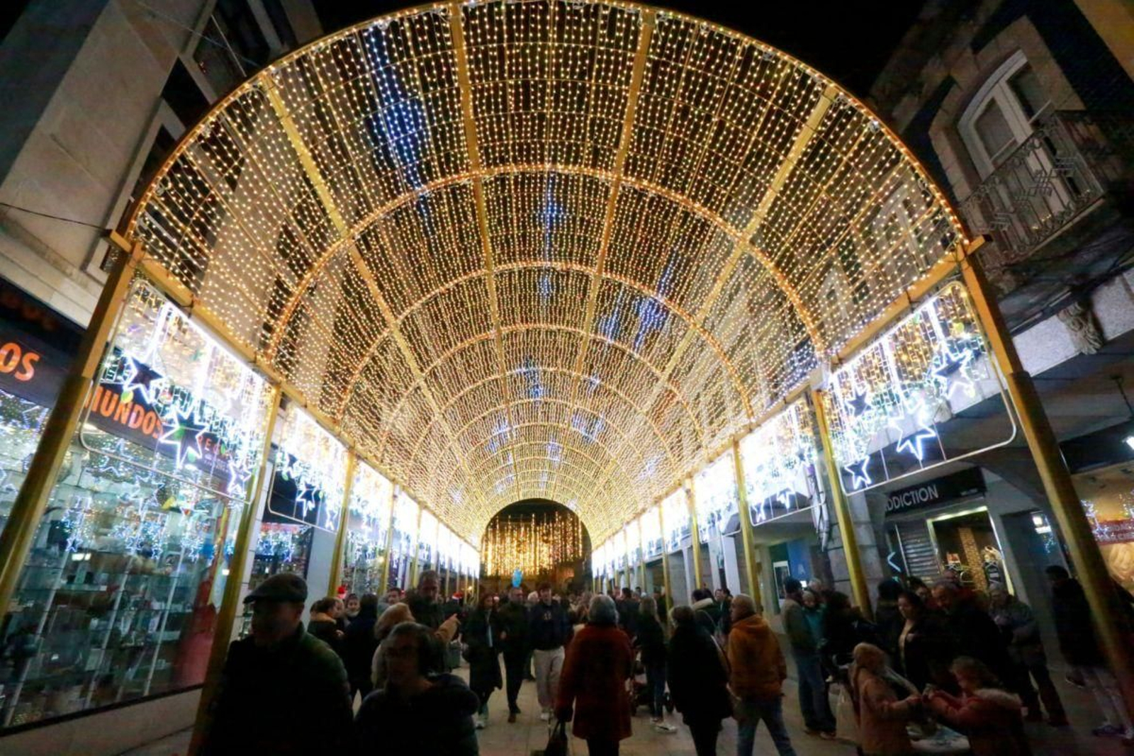 El novedoso túnel instalado en O Porriño, todo un espectáculo de luz y sonido esta Navidad.