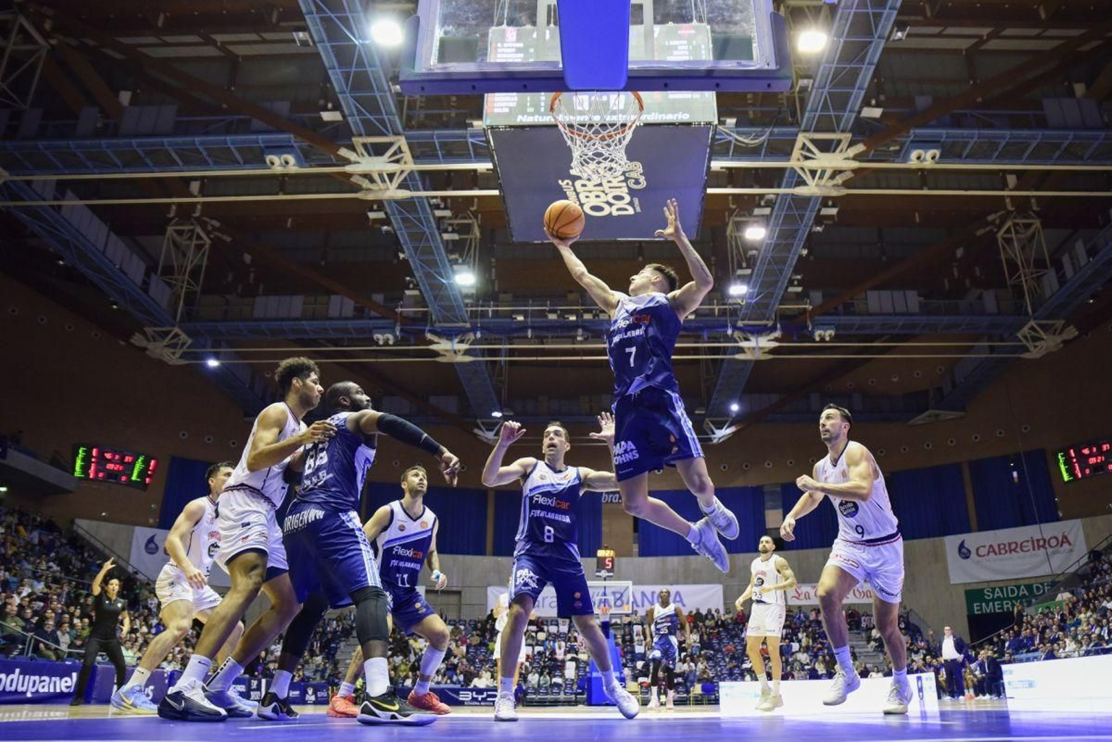 Mateo Díaz captura un rebote en el partido ante el Obradoiro.