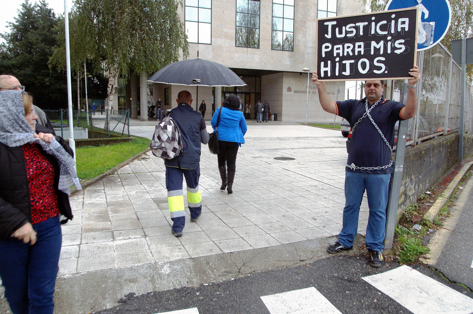 Pablo G.G., ayer, encadenado a las puertas de los juzgados de Vigo, para recuperar a sus hijos.