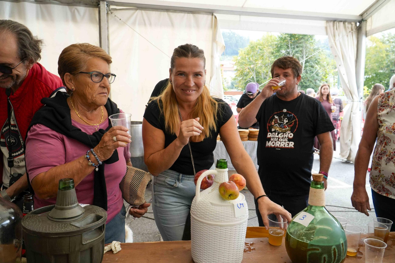 Galería | La Festa da Sidra triunfa en Bembrive con 1.000 litros repartidos