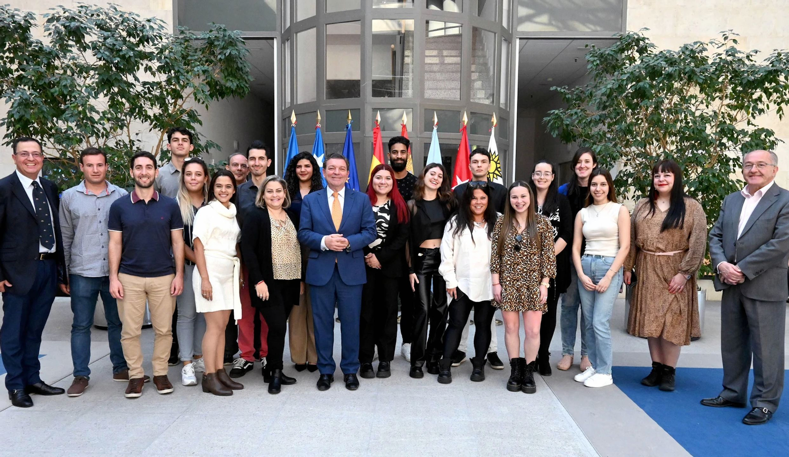 Gago con un grupo de emigrantes castellano leoneses