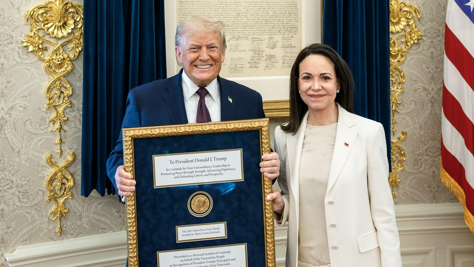 Trump posa con el Nobel de la Paz junto a Corina Machado.