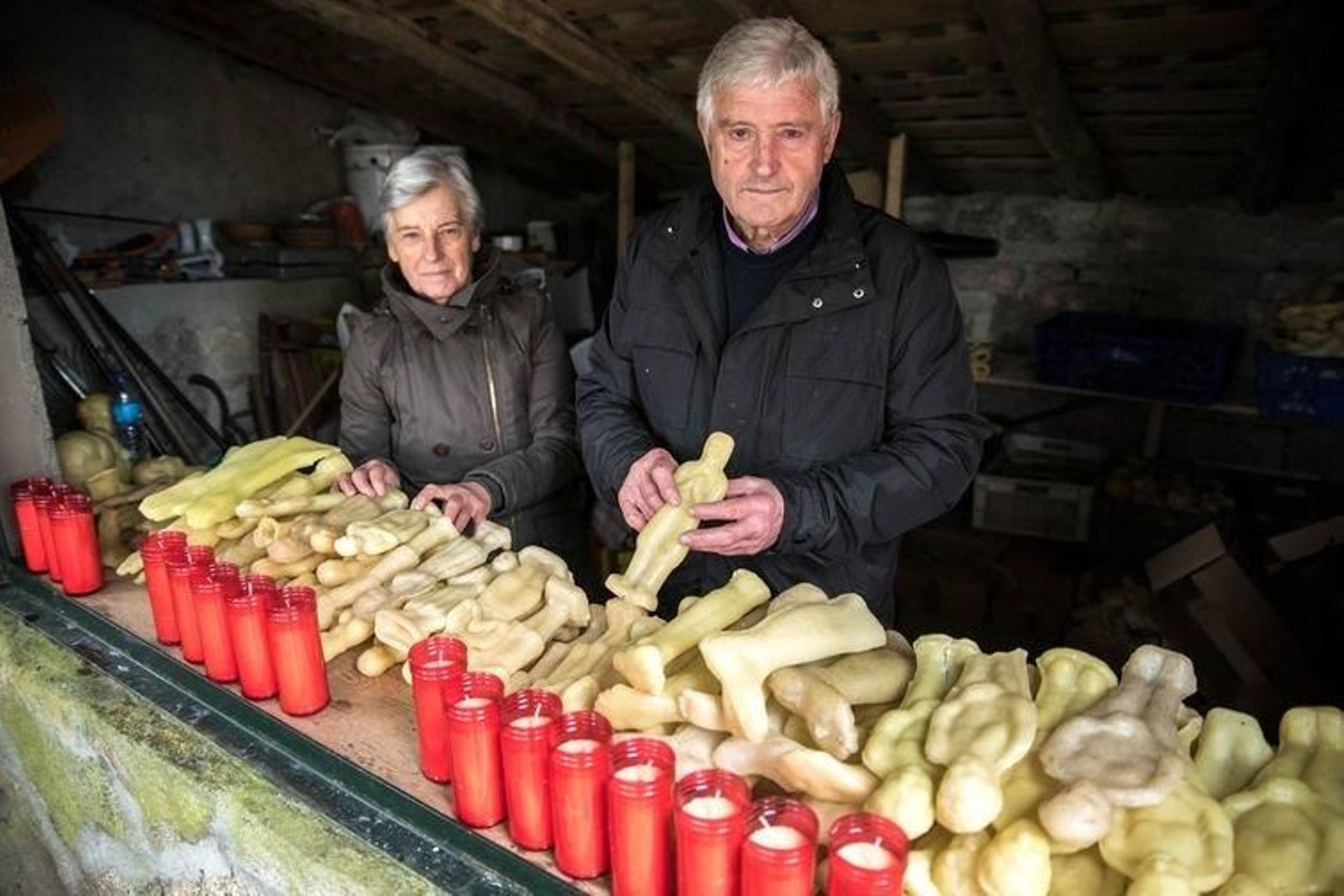 SANDIÁS (ERMIDA DE SAN BIEITO DA UCEIRA). 02/04/2018. OURENSE. Celebración del San Benito en la Ermida de San Bieito da Uceira, en el concello de Sandiás. Homilian la misa los párrocos de Atás (Cualedro), Fernando Rodríguez Piñeiro, el párroco de Sandiás, Manuel Fernández Vidal, el arzobispo en Belcastro (Italia), secretario de la Congregación para los Institutos de Vida Consagrada e Hijo Ilustre de Lodosedo (Sarreaus), Xosé Rodríguez Carballo, el párroco de Celanova, Cesáreo Iglesias Grande y el párroco de Xinzo de Limia, Tomás Delgado Gándara.
FOTO: ÓSCAR PINAL

En la foto, Sira Fernández y Modesto Díaz, vendedores de figuras de cera.