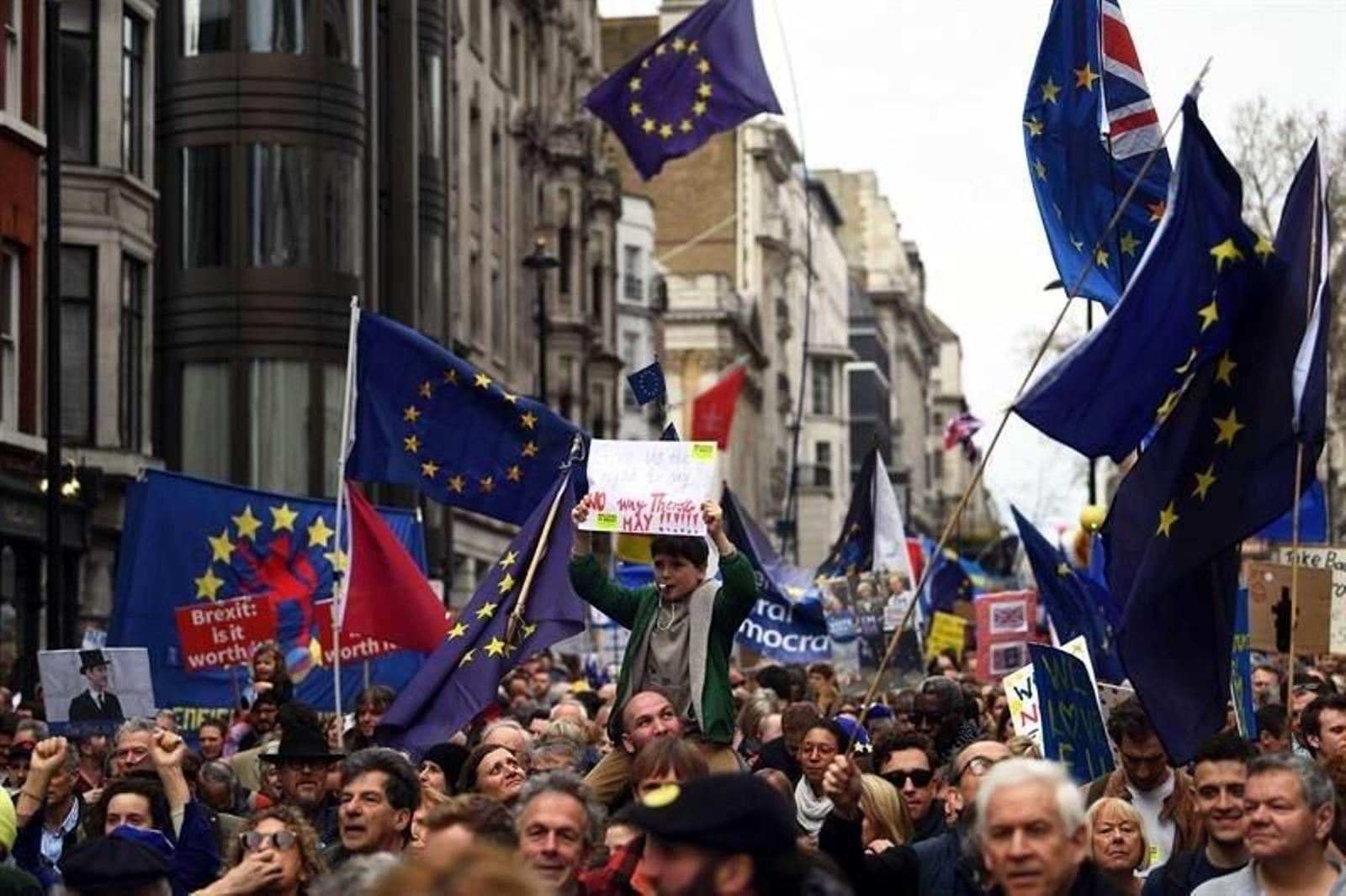 Miles de personas se manifiestan en Londres para pedir un nuevo referéndum sobre el "brexit".