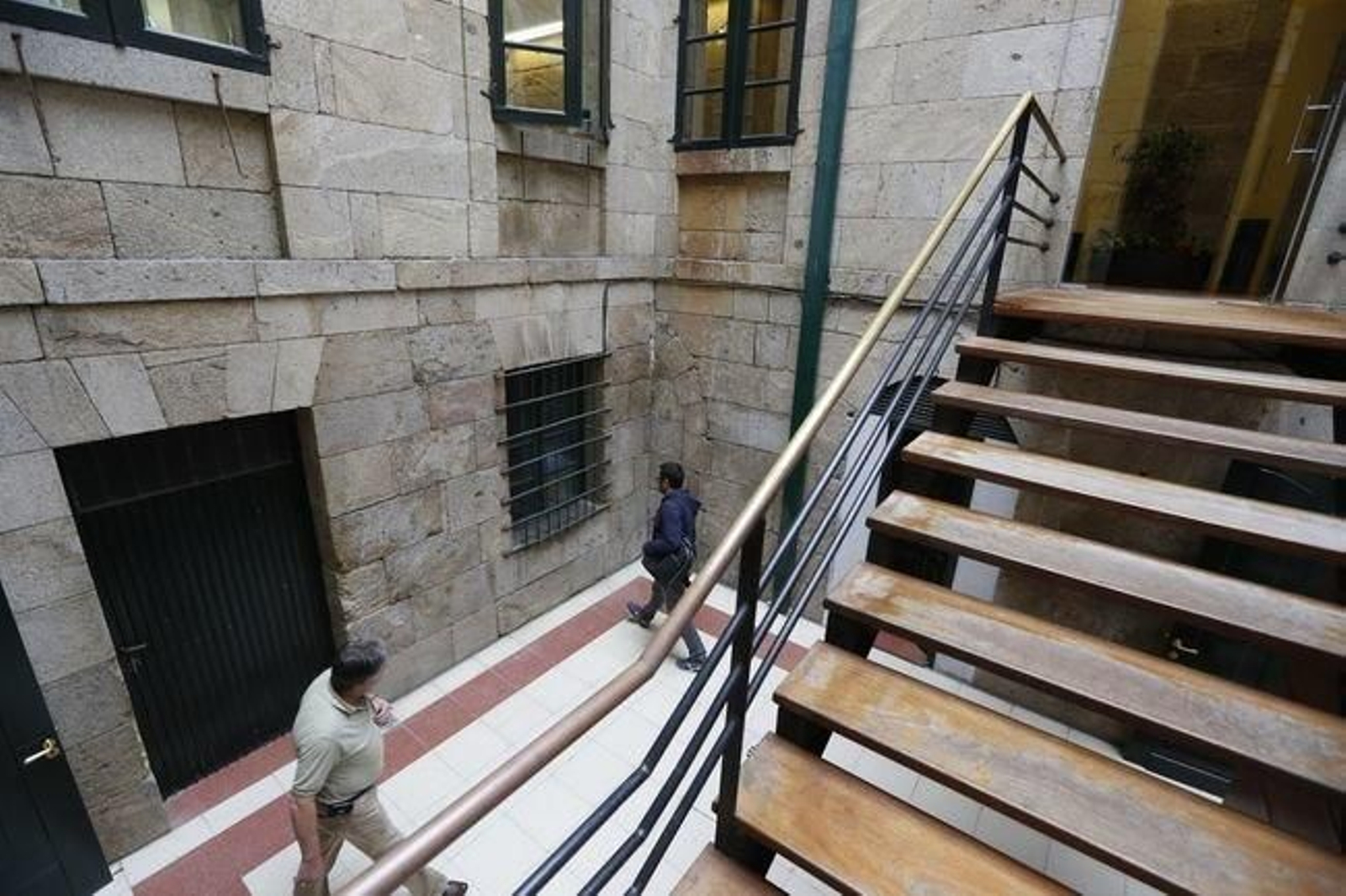 El archivo muncipal, cerrado ayer, en los bajos de la casa consistorial de Celanova.