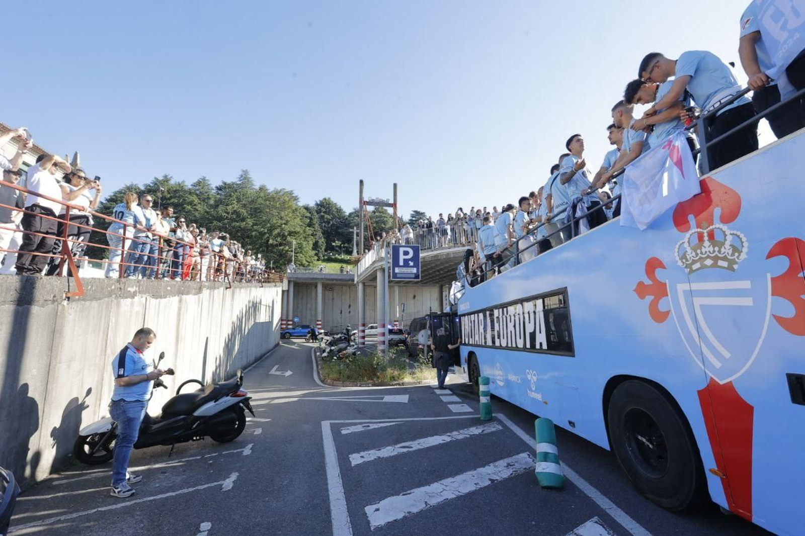 Galería | Fiesta celeste en Vigo por la vuelta del Celta a Europa