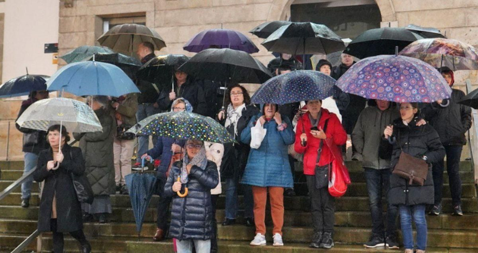 Concentración ayer junto al Marco en repulsa del último crimen machista en Oroso y pidiendo medidas contra la violencia de género.