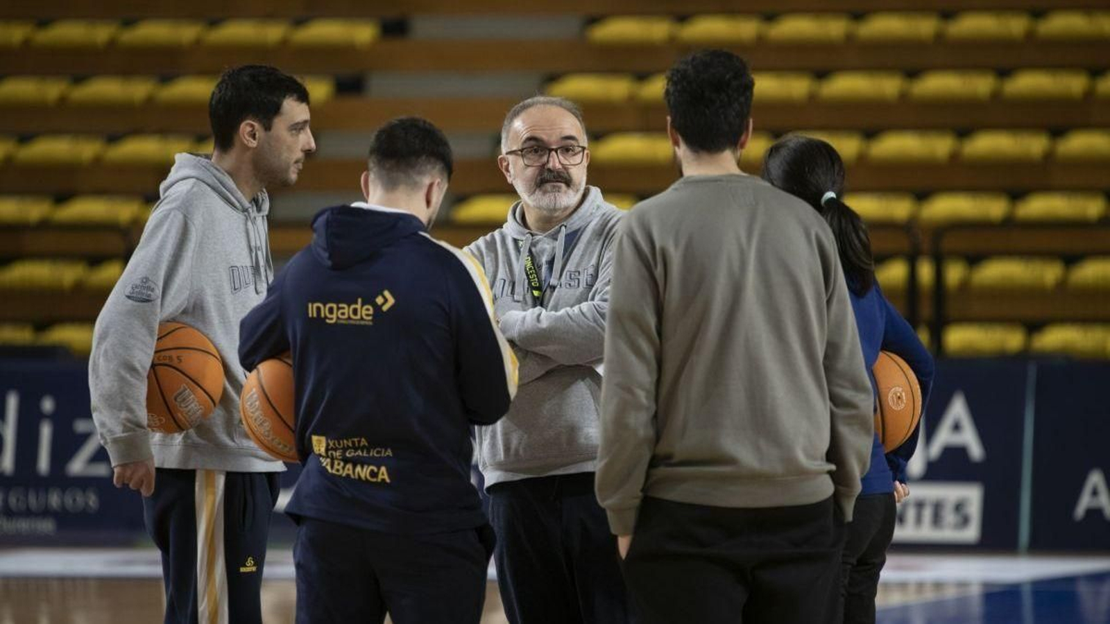 Moncho López, entrenador del COB, conversa con su equipo técnico en el Pazo.
