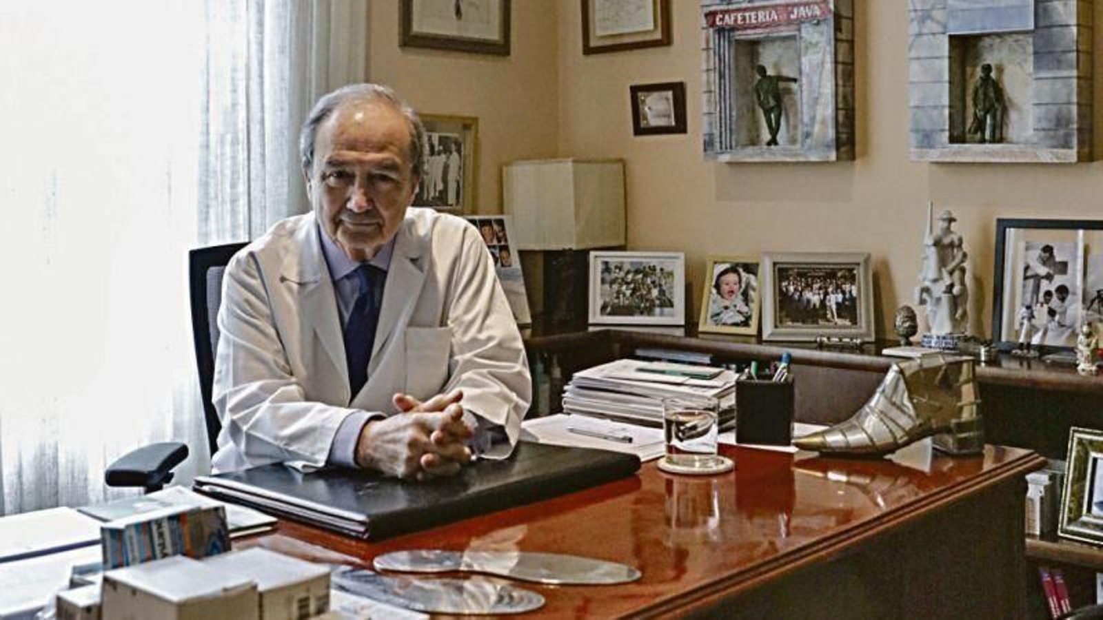 El doctor Ramón Lorente, en el despacho de su consulta en Ourense.