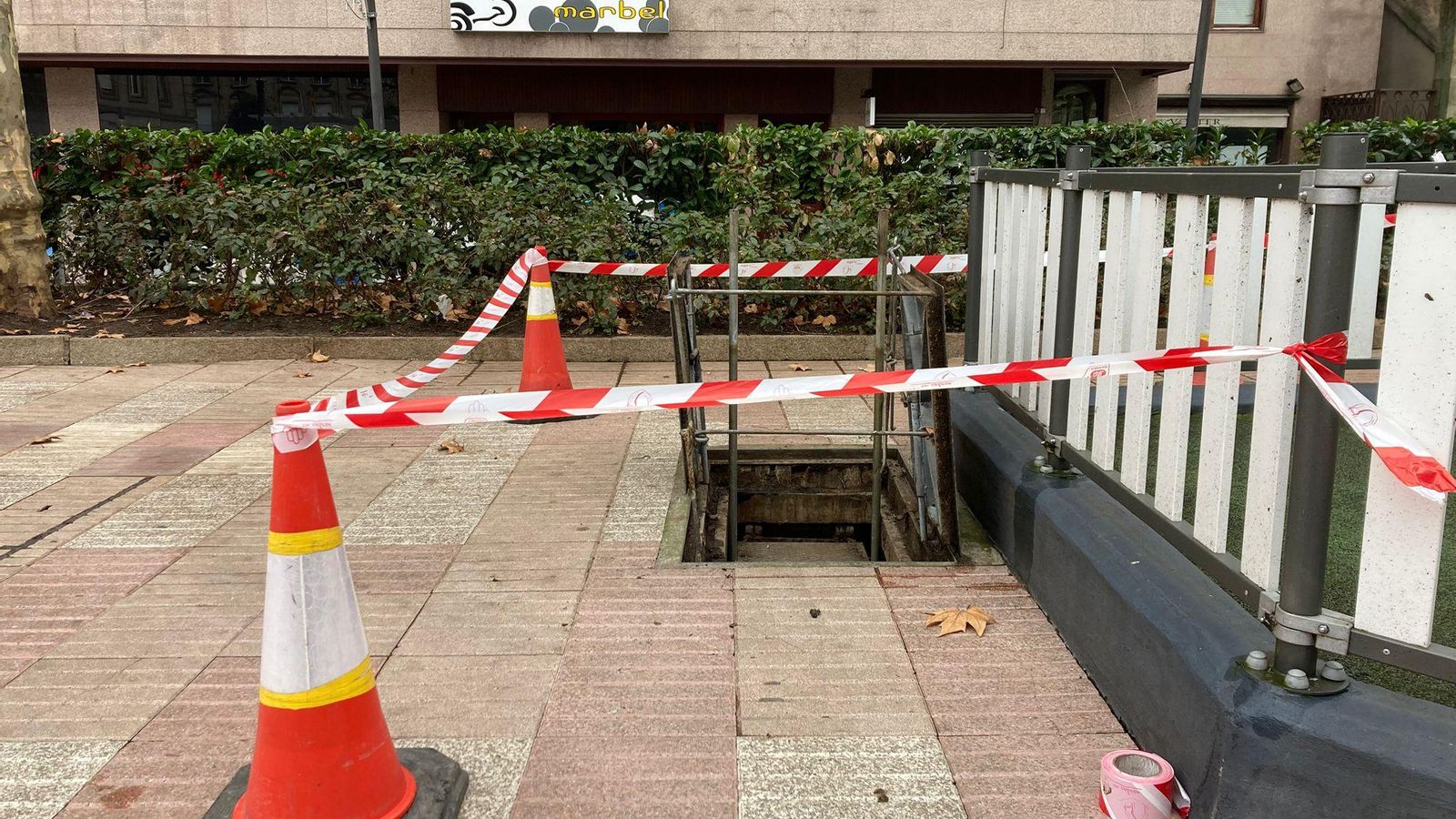 Bomberos y Policía revisan la zona afectada por la avería.