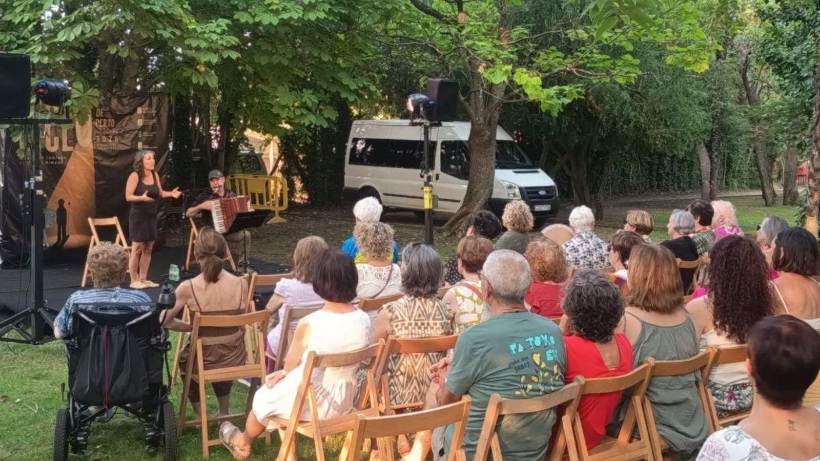 Actuación de Vero Rilo en el Ciclo de Perto en los jardines de la Casa Grande de Viloira.