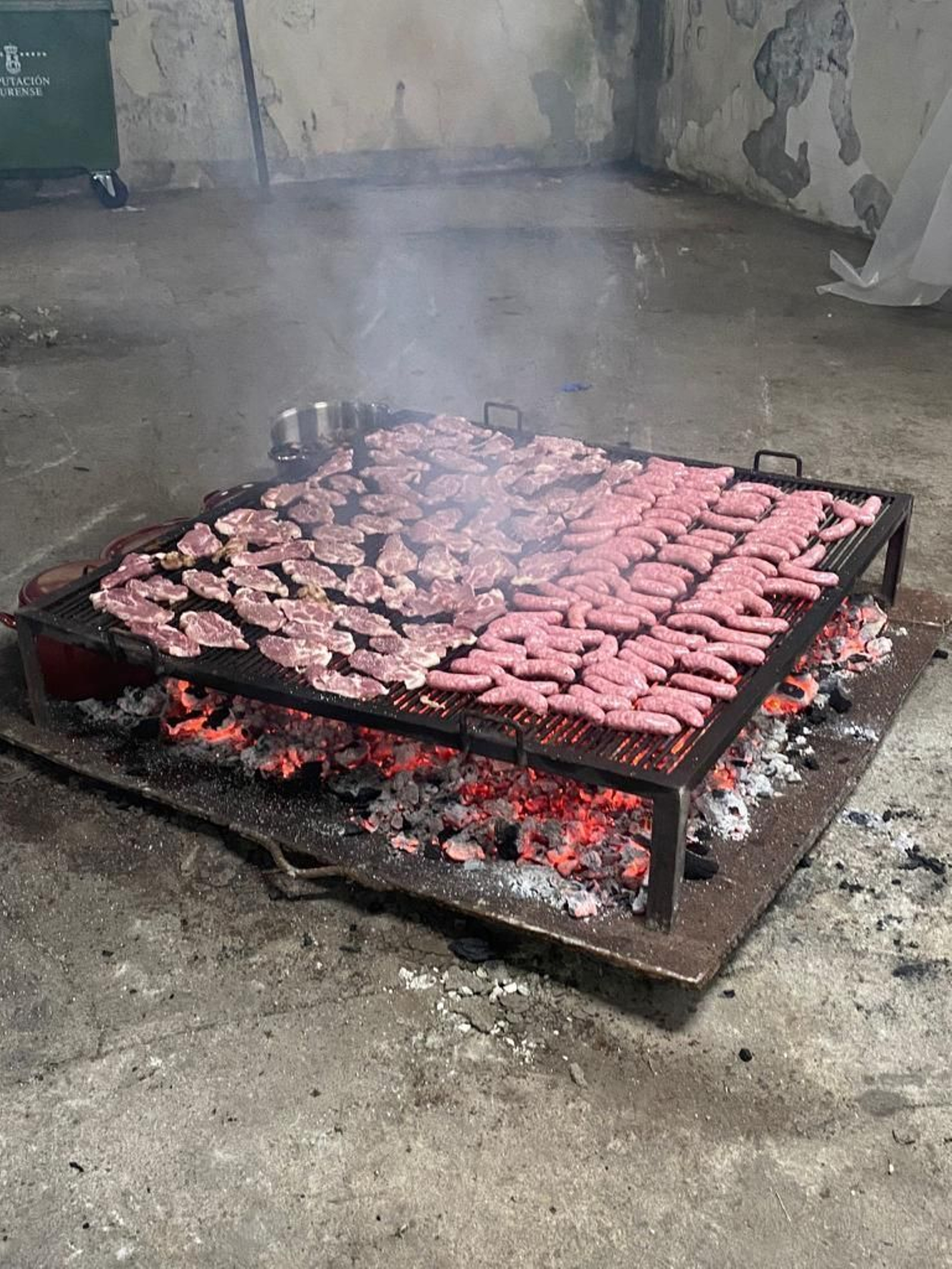 Una parrilla de chorizo y carne para comer en la cena de San Antón