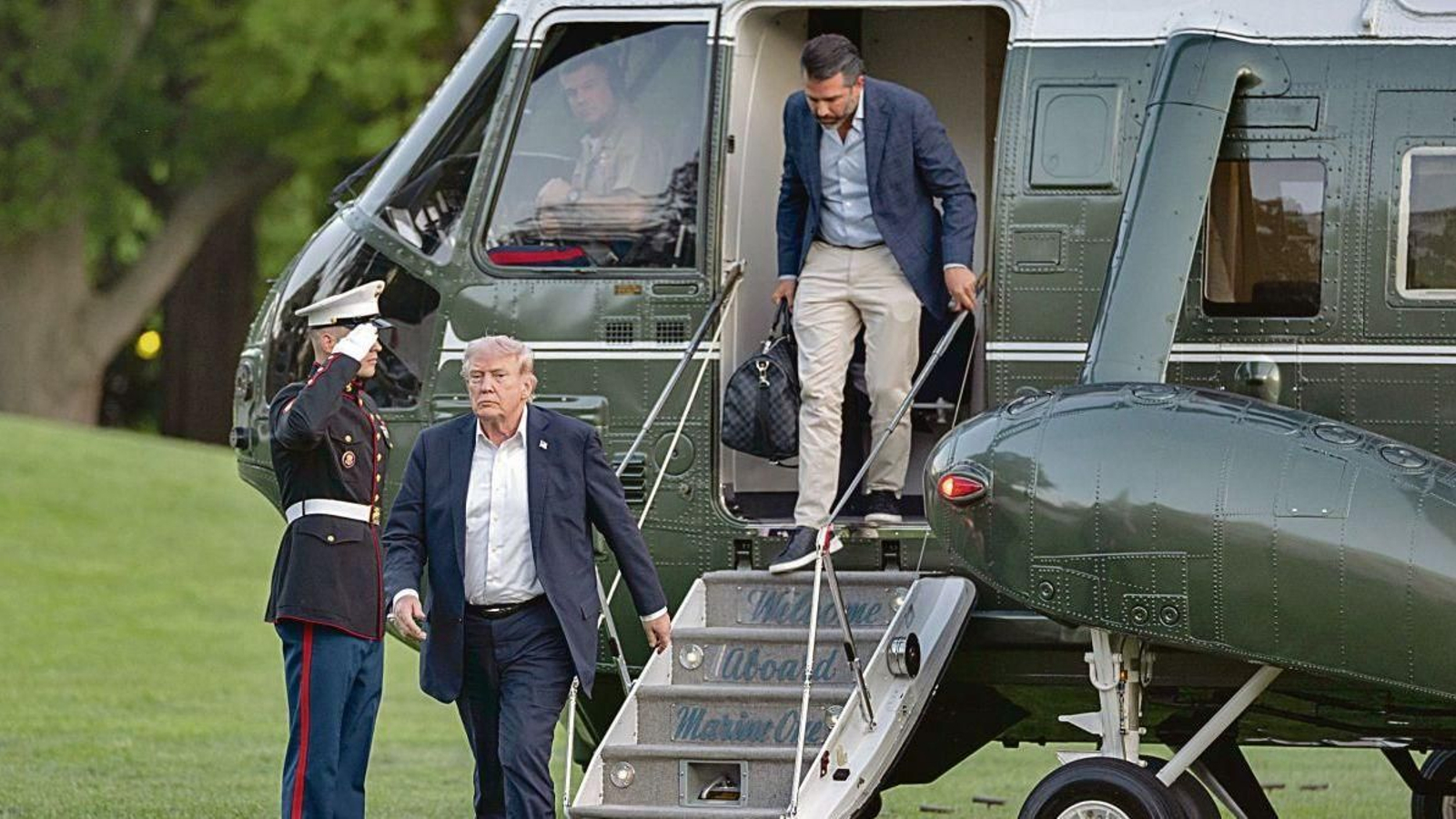 Donald Trump, el domingo en Florida, junto a uno de sus hijos.