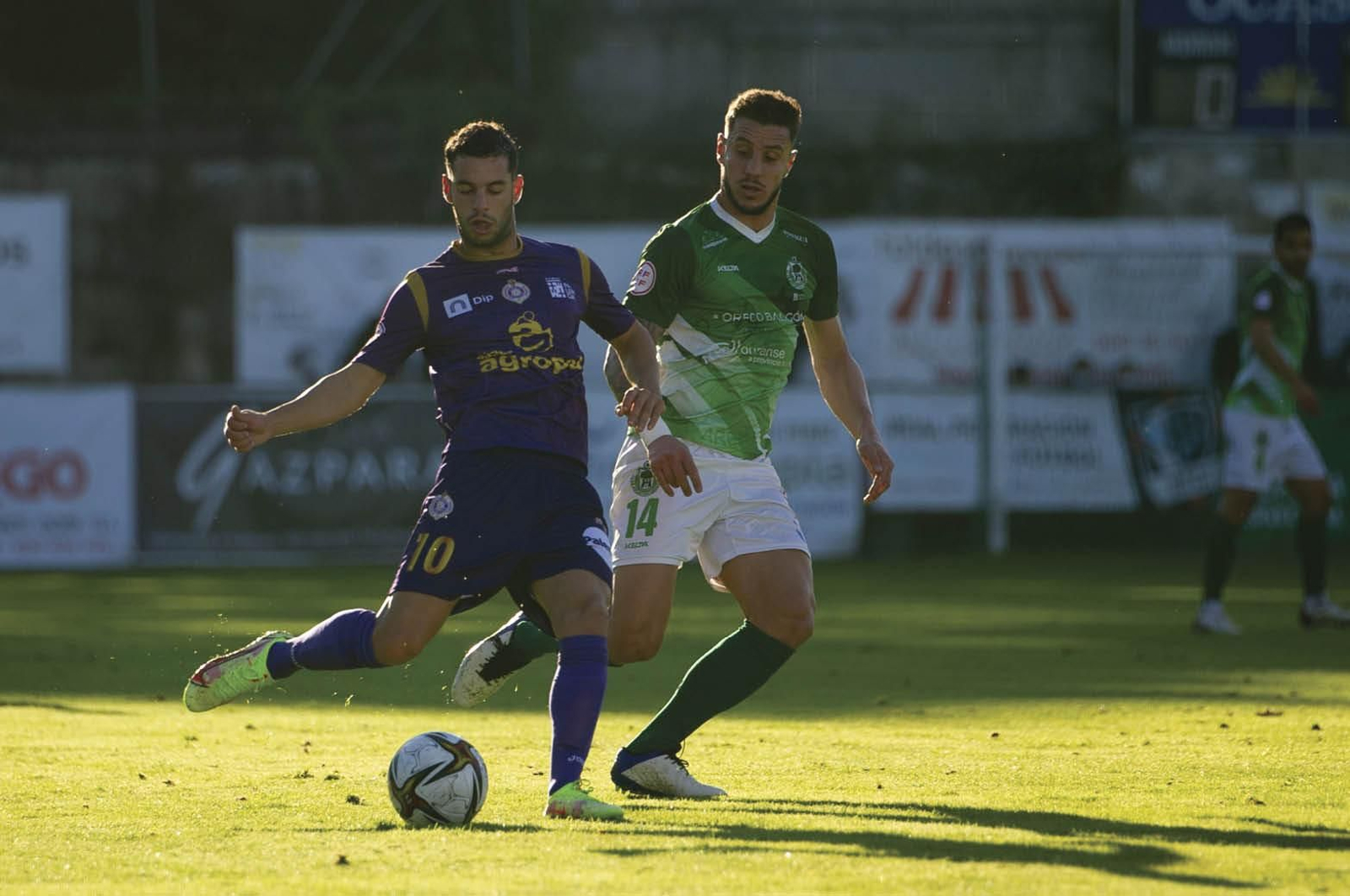Adrián Cruz presiona al jugador del Palencia Adri Pérez. (FOTO: M. PINAL)