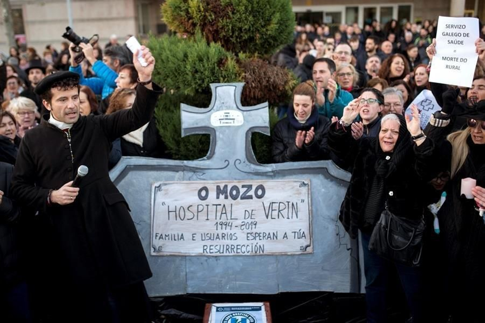 Momento del "entierro" del Hospital de Verín. // EFE
