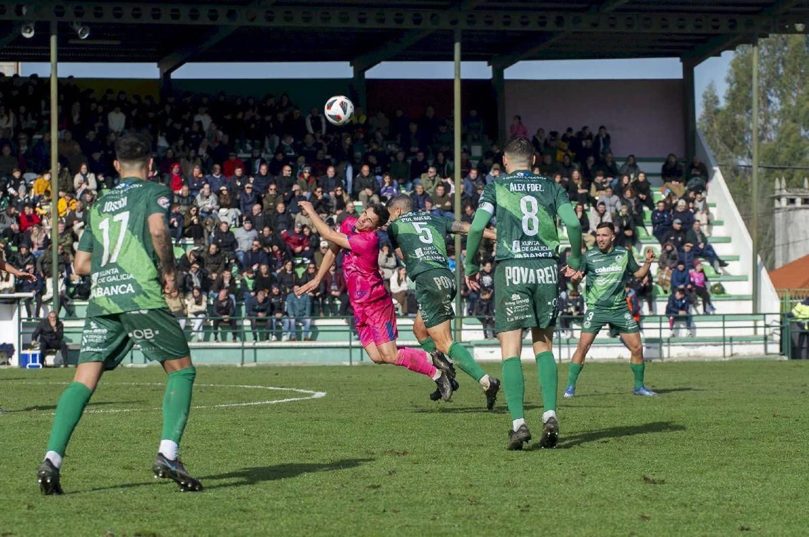 Gabri Palmás, del Ourense CF, lucha por una pelota con el jugador verde Pol Bueso, en Espiñedo. Foto: Martiño Pinal.