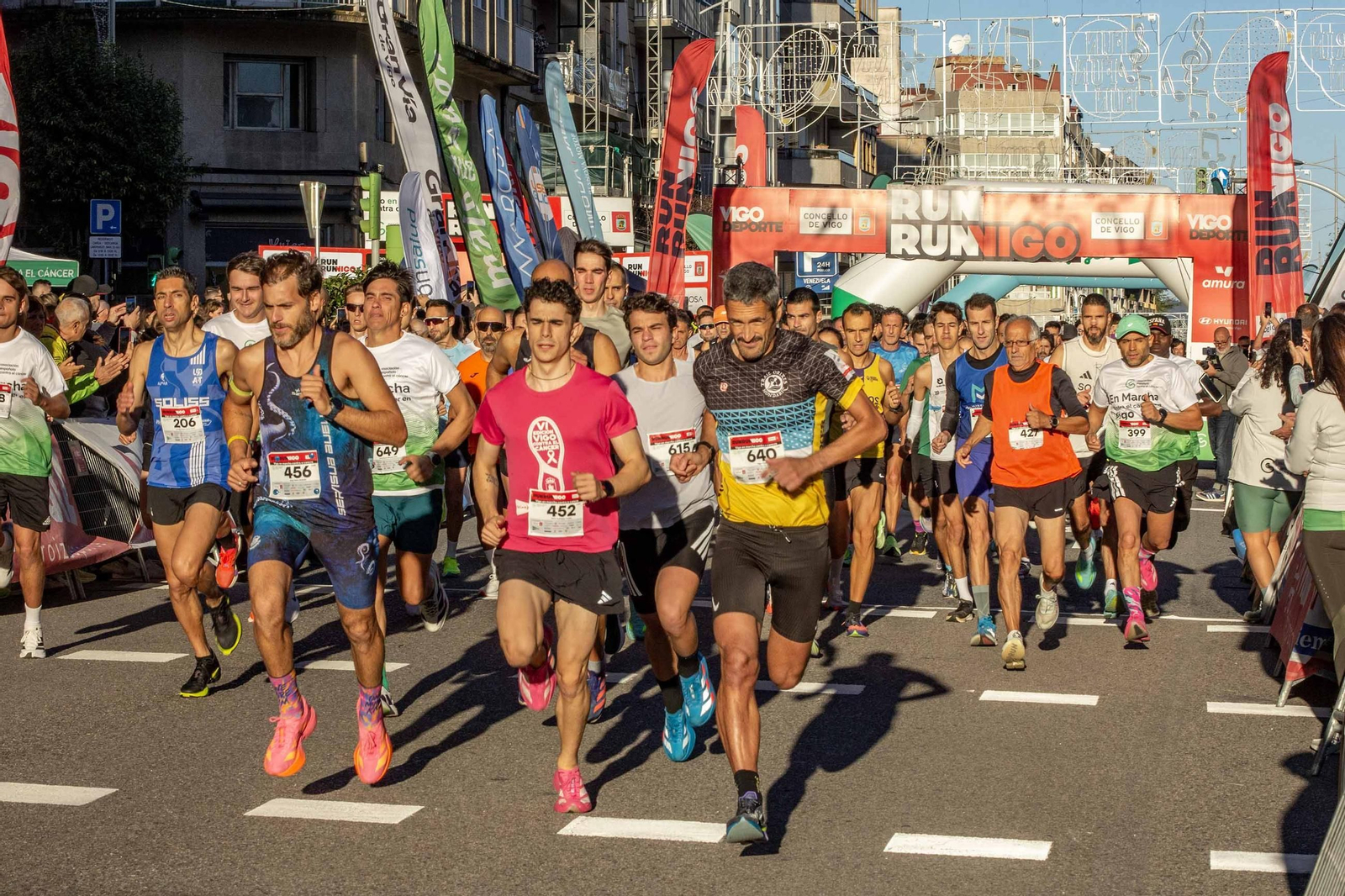 Galería | La Vigo en Marcha contra o Cancro congrega a 3.000 personas en su primera edición