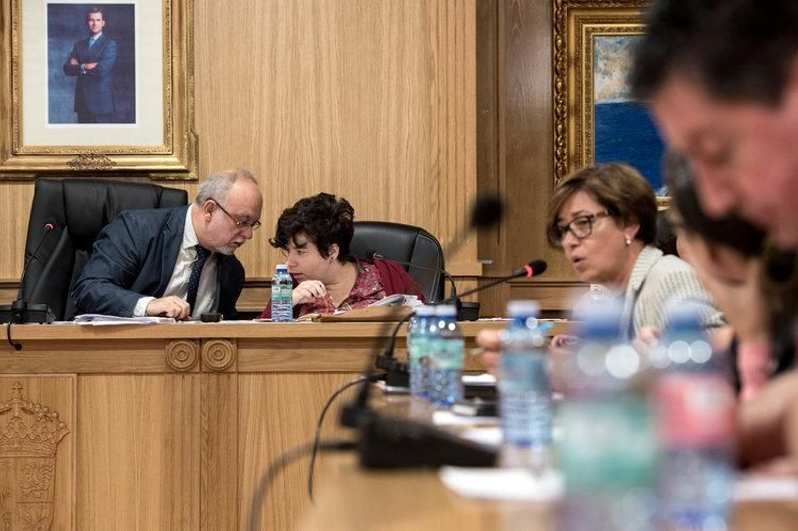 El alcalde, Manuel Cabas, habla con la secretaria municipal durante la intervención de Elvira Lama.