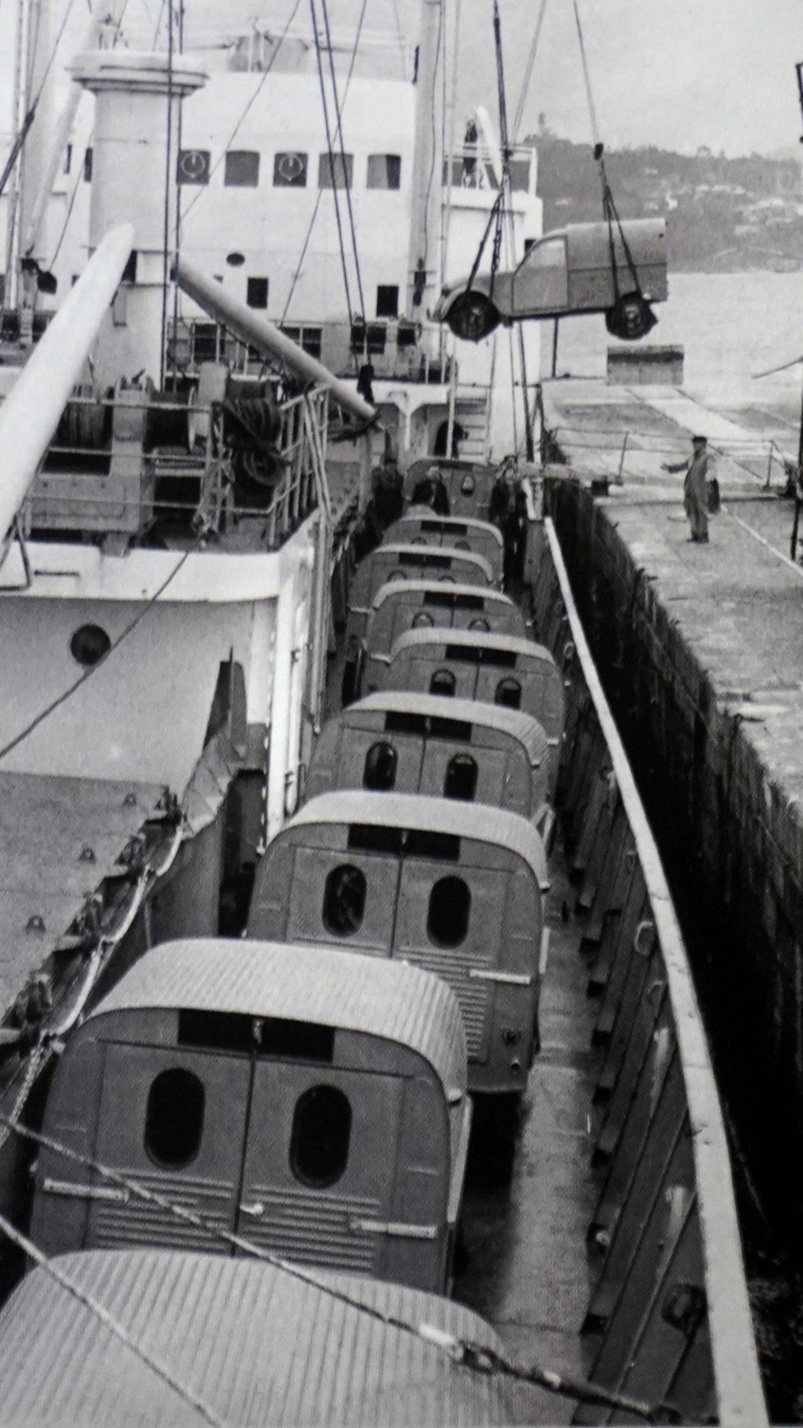 Los primeros vehículos que se exportaron desde el puerto vigués en agosto de 1958.