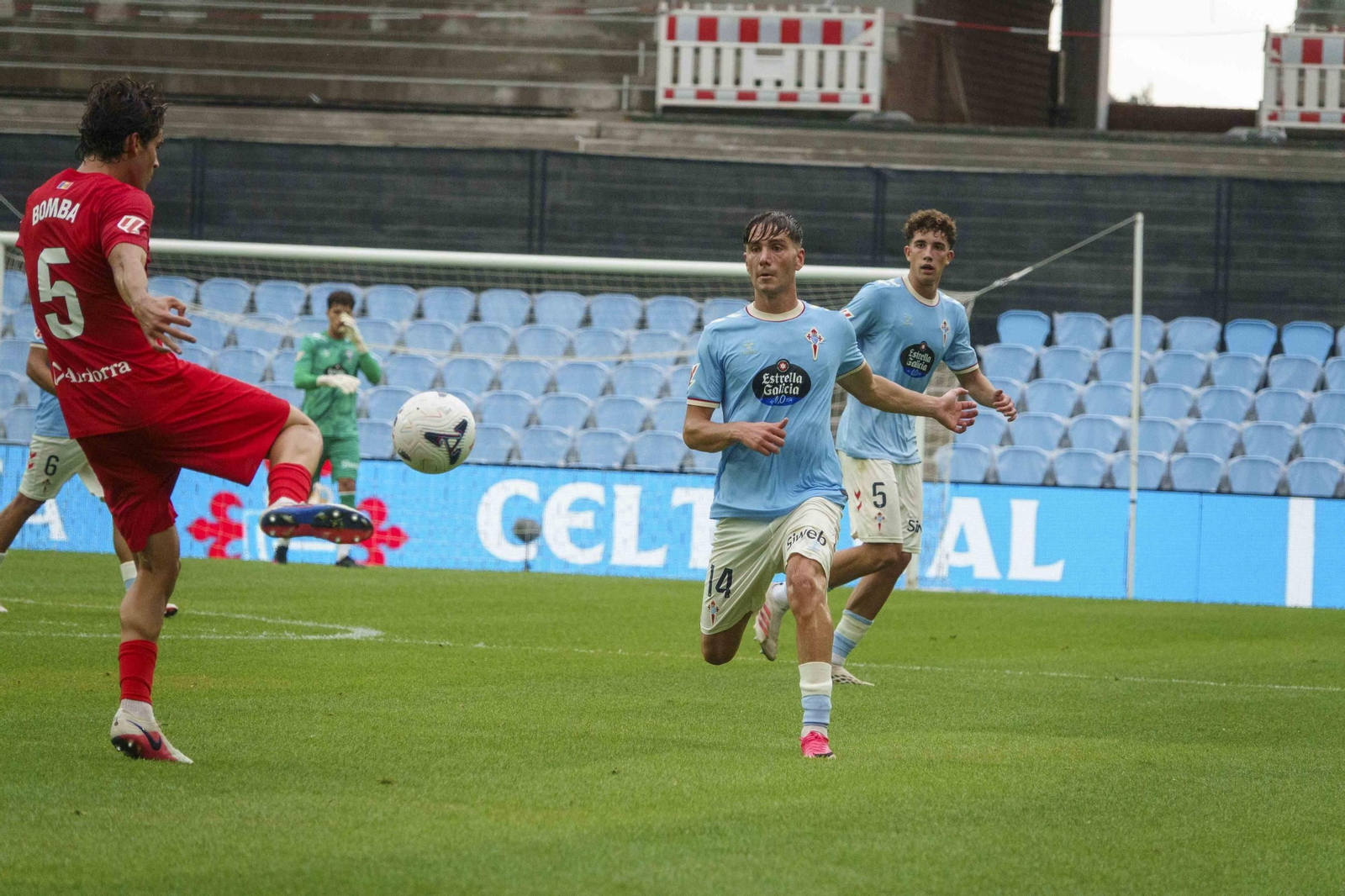 Galería | El Celta Fortuna se estrena como local en Segunda División