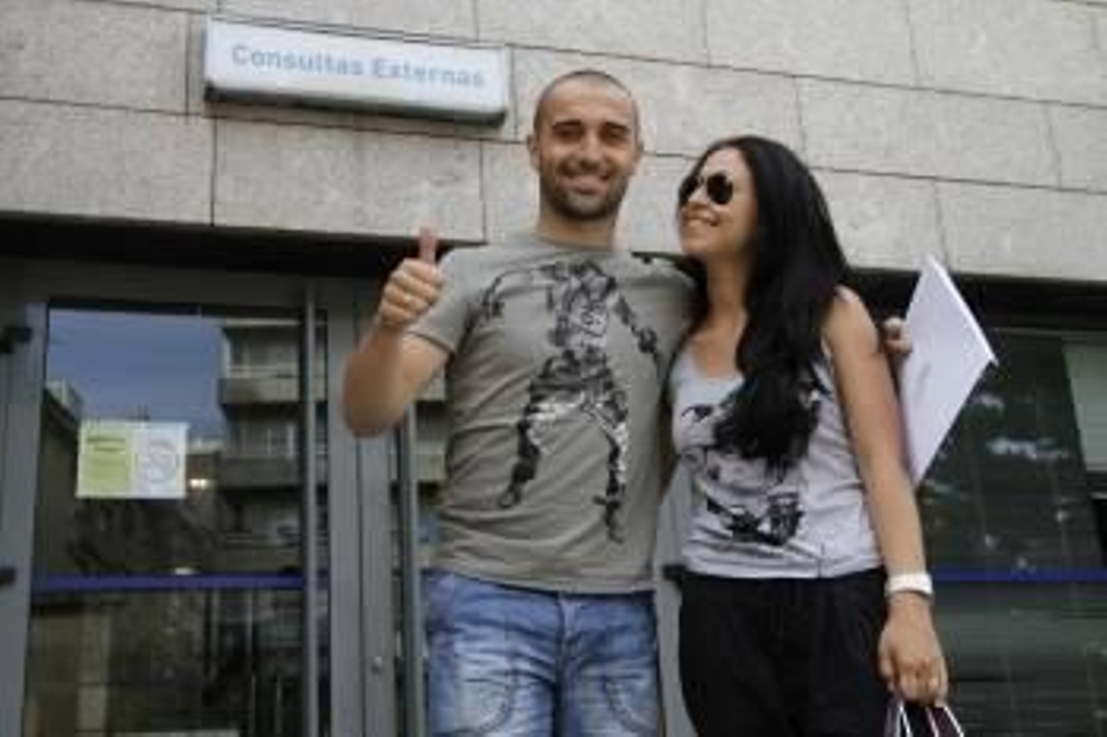 Cristian Bustos abandonó en la tarde de ayer el hospital de Fátima acompañado de su mujer. Foto: Nuria Currás