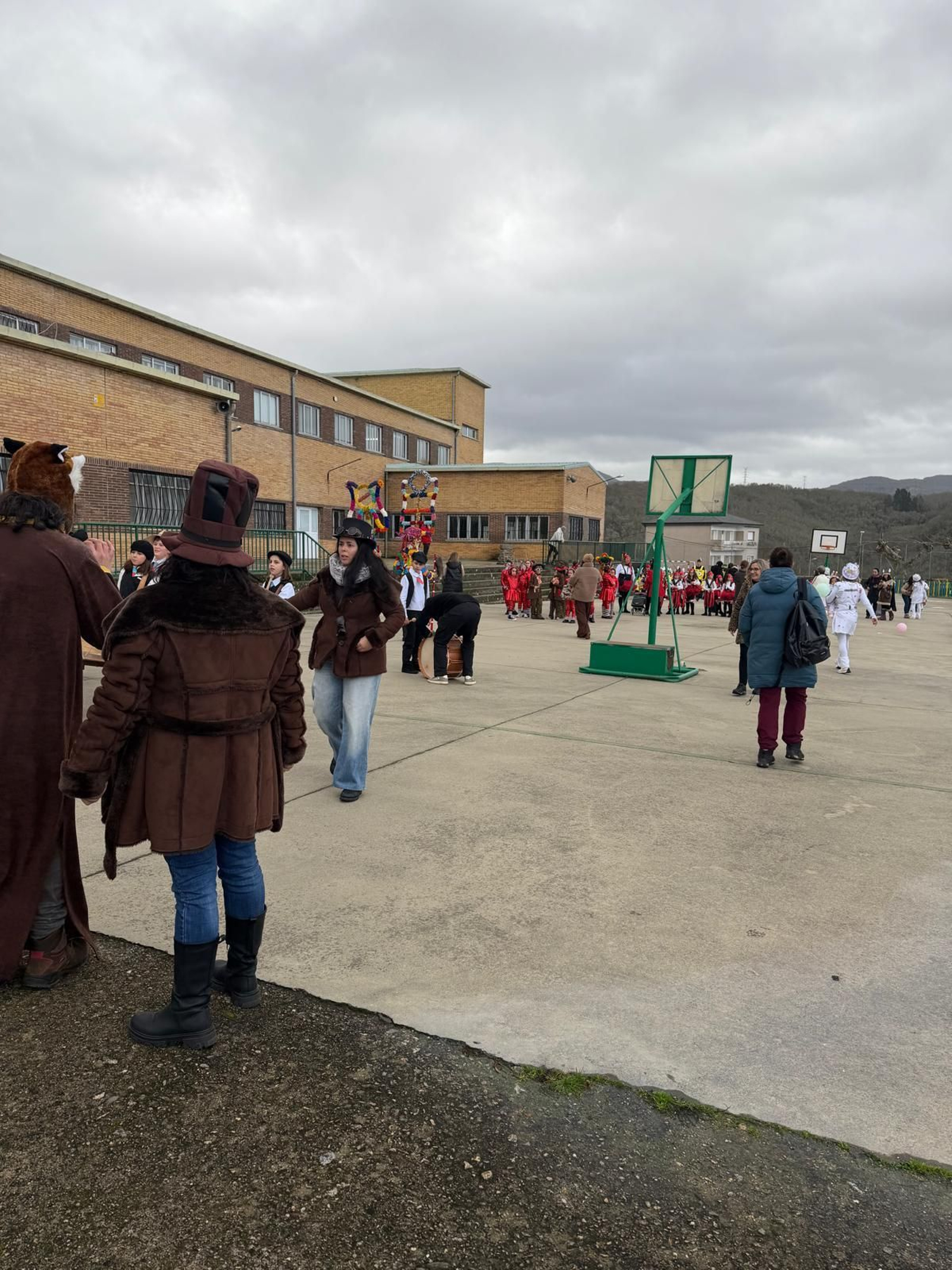 Galería | Los niños llenan de color las calles de Viana do Bolo por el Día de Comadres y Compadres