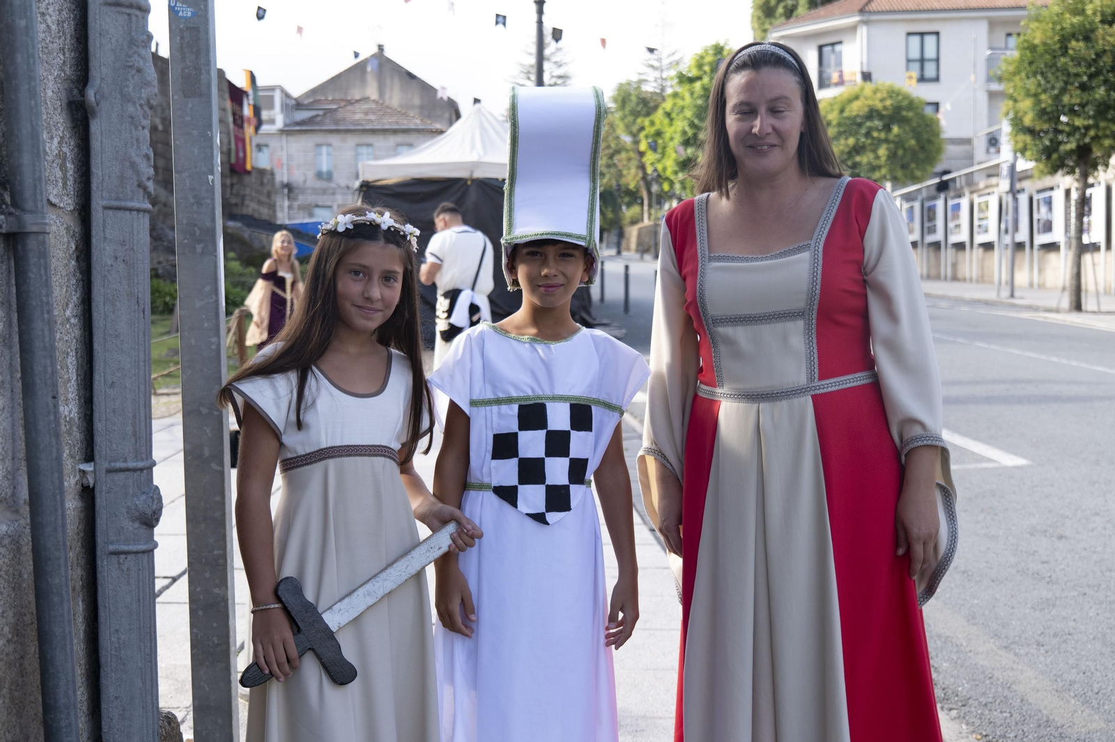 Galería | Reyes, clero, doncellas y caballeros desfilan por las calles de Ribadavia en la Festa da Istoria