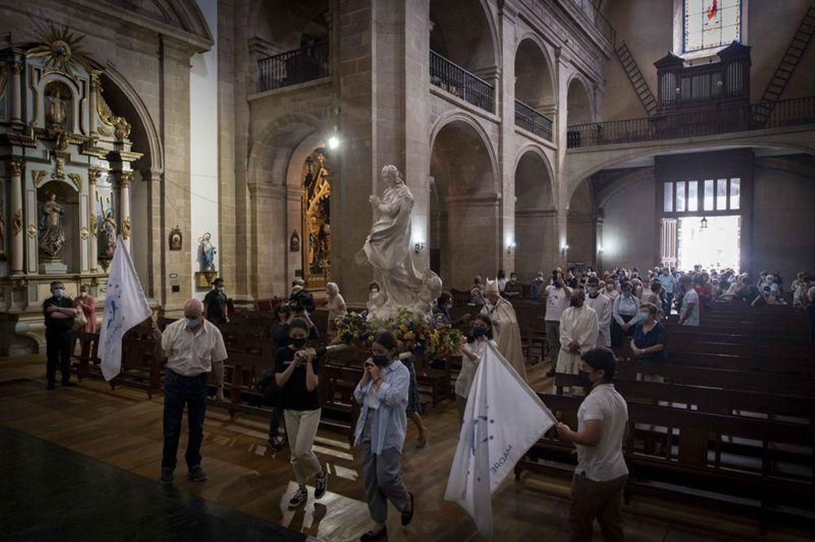 Ofrenda a la imagen de la Virgen Inmaculada en la iglesia de Santa Eufemia // FOTO: MARTIÑO PINAL