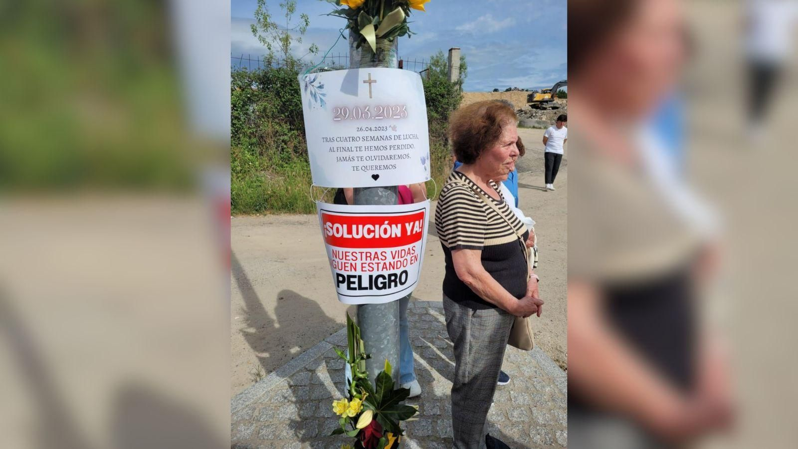 La viuda de la víctima del atropello, en el lugar del accidente.