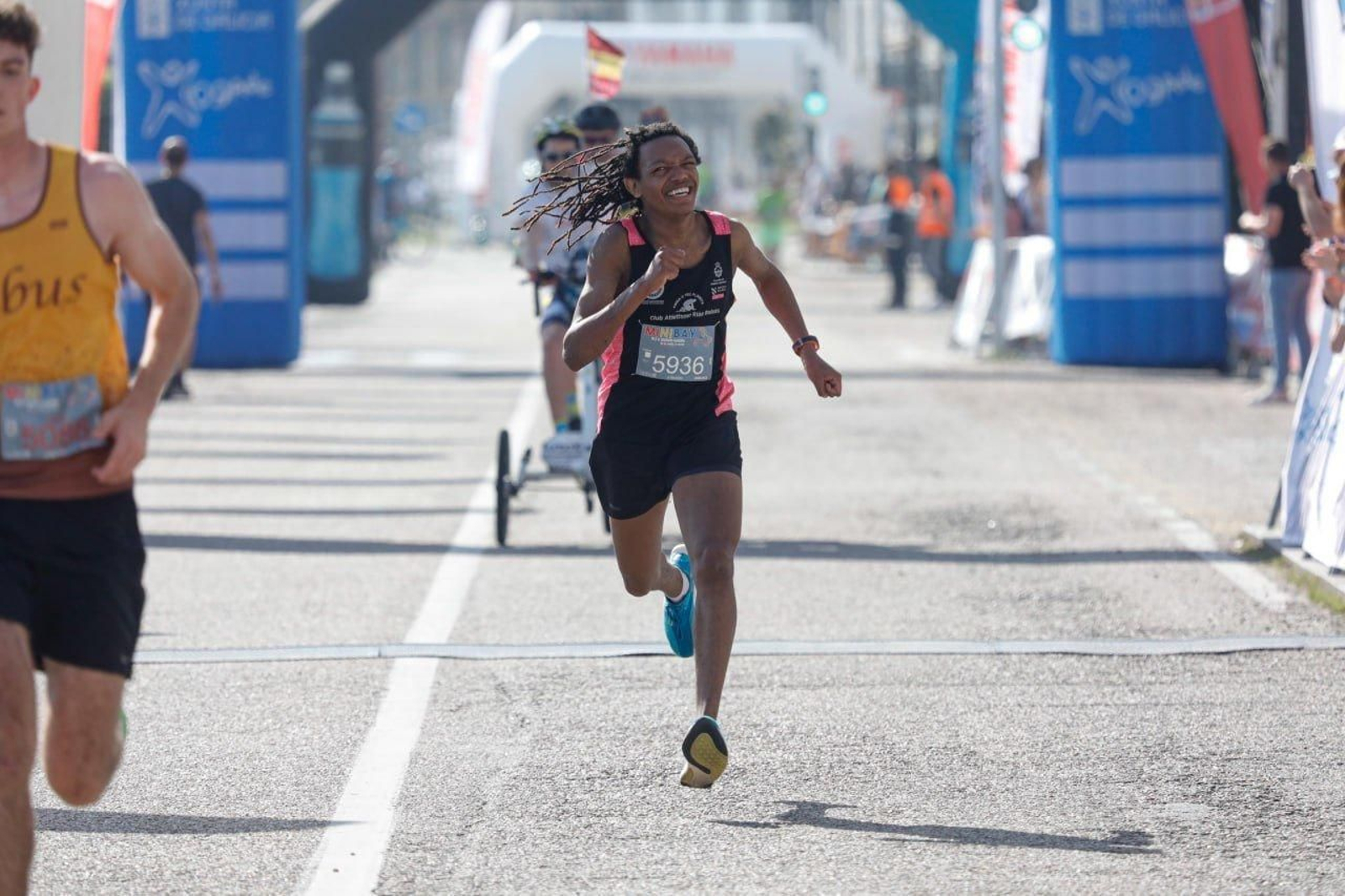 Llegada a la meta de los participantes en la Vig-Bay 2024.