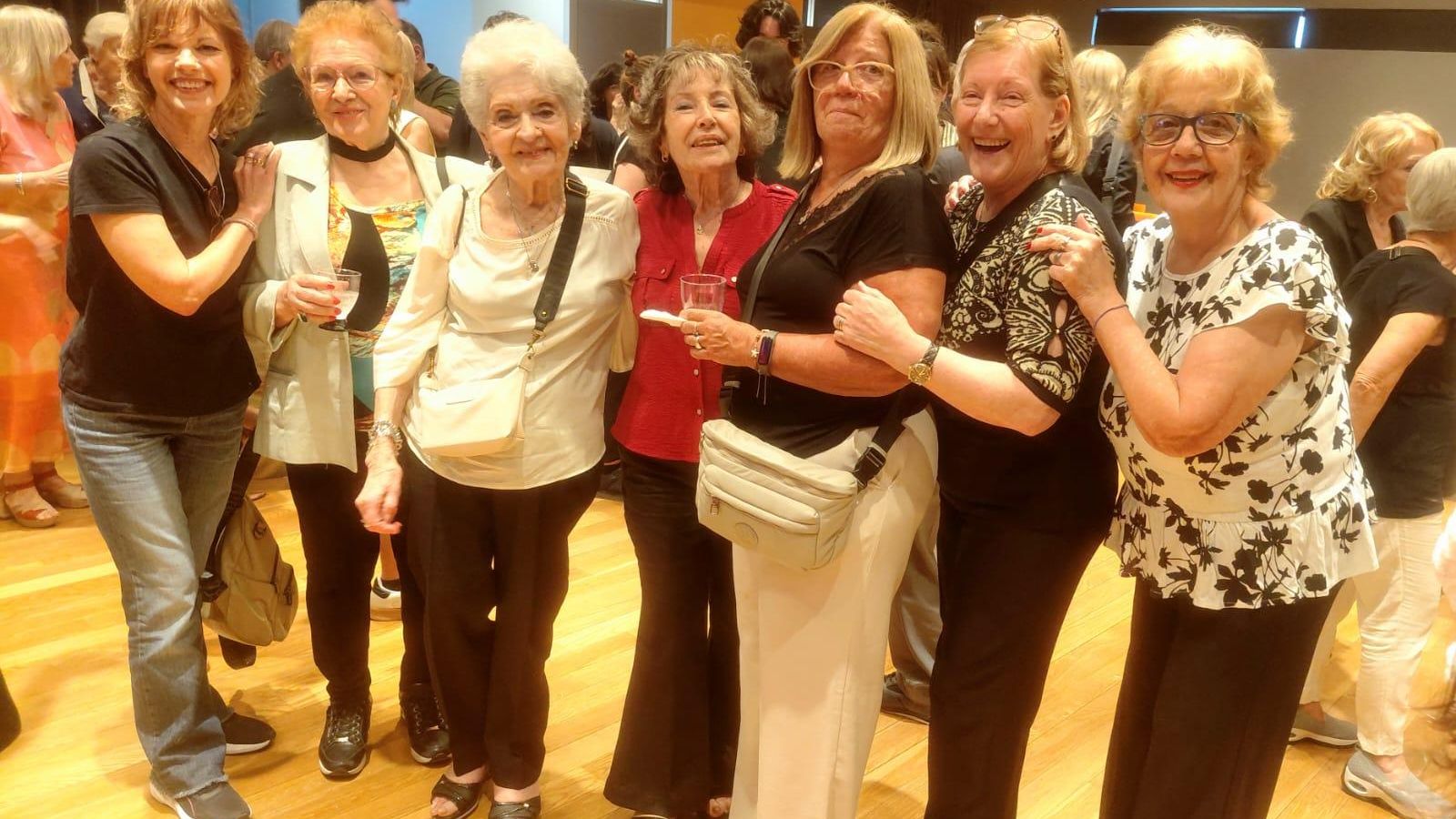 Durante la presentación se brindó entre los presentes y amigos