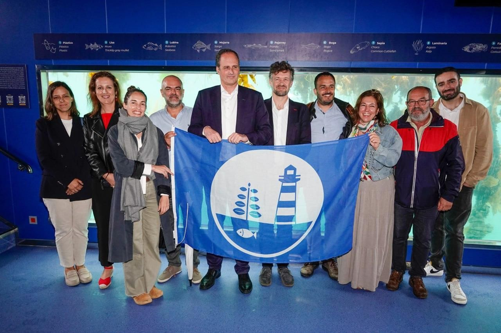 Carlos Botana, con su equipo de la Autoridad Portuaria, con la bandera azul en el interior del visor submarino "Nautilus".