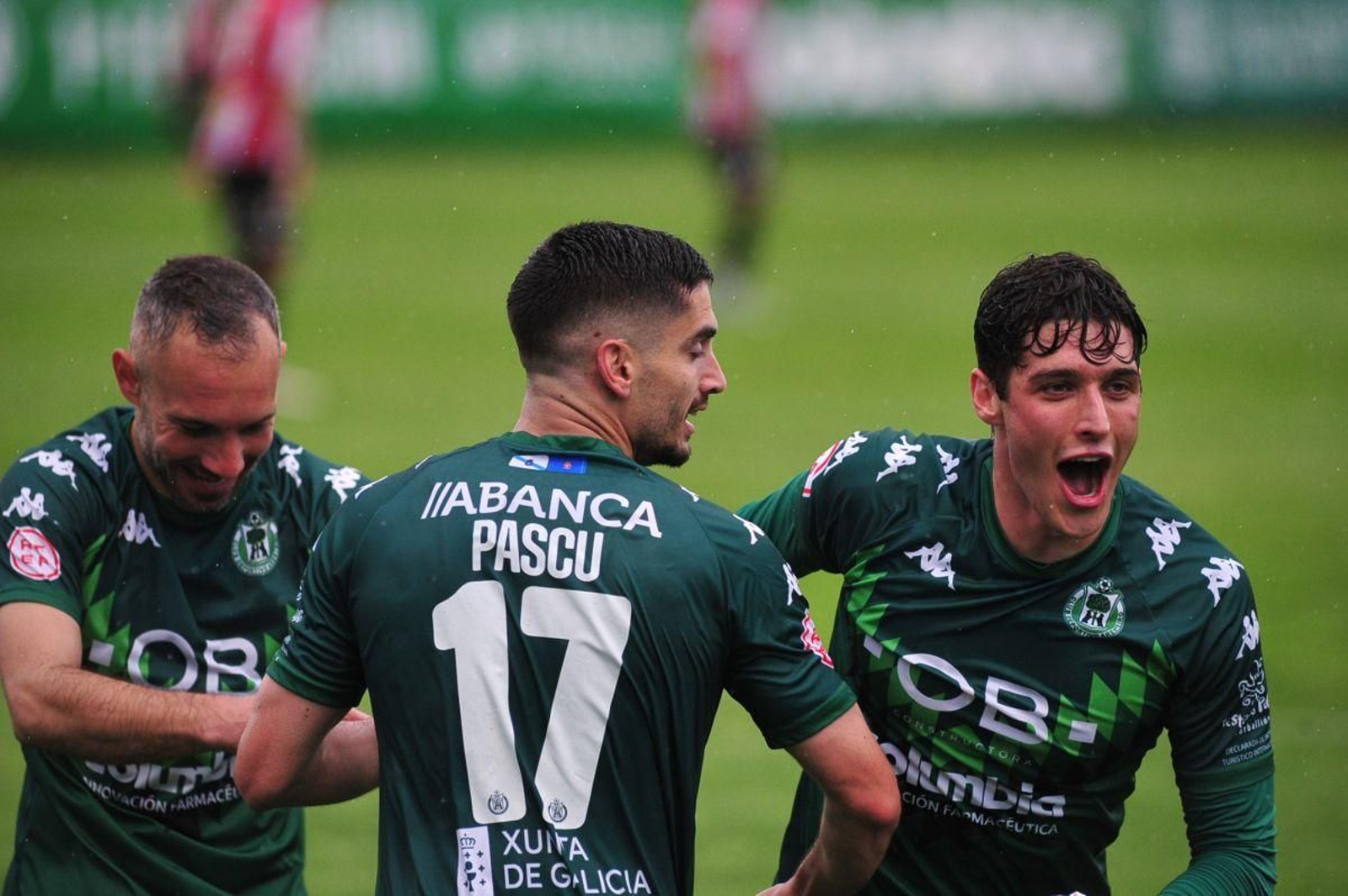 Pascu es felicitado por dos compañeros tras un gol.