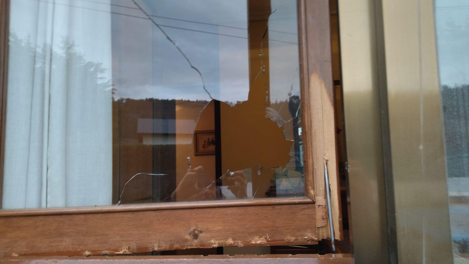  Los ladrones rompieron una ventana para acceder a una de las casas.