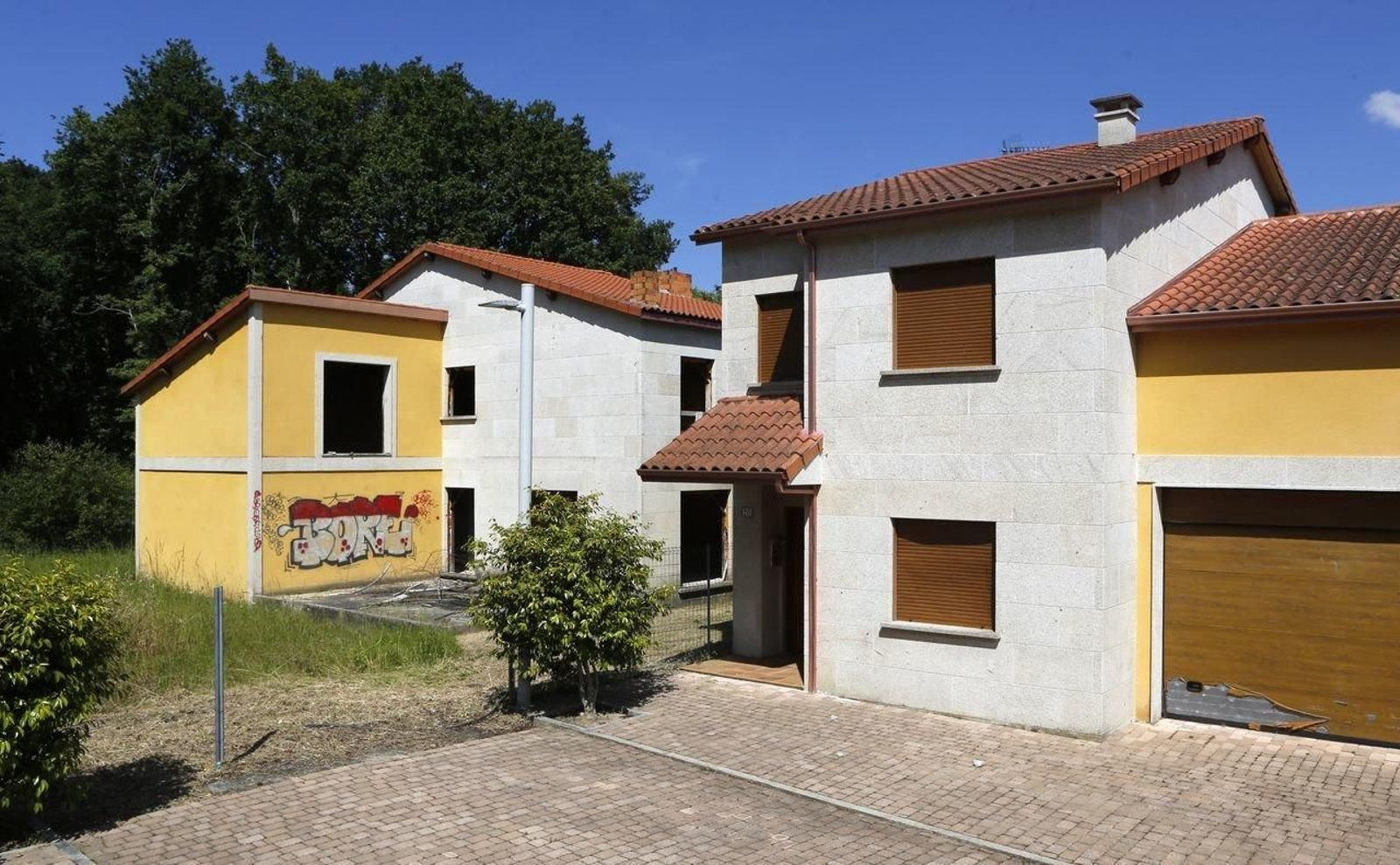 Vivienda terminada junto a otra por concluir en la zona de O Fuxón (Allariz) (Foto: Marcos Atrio)