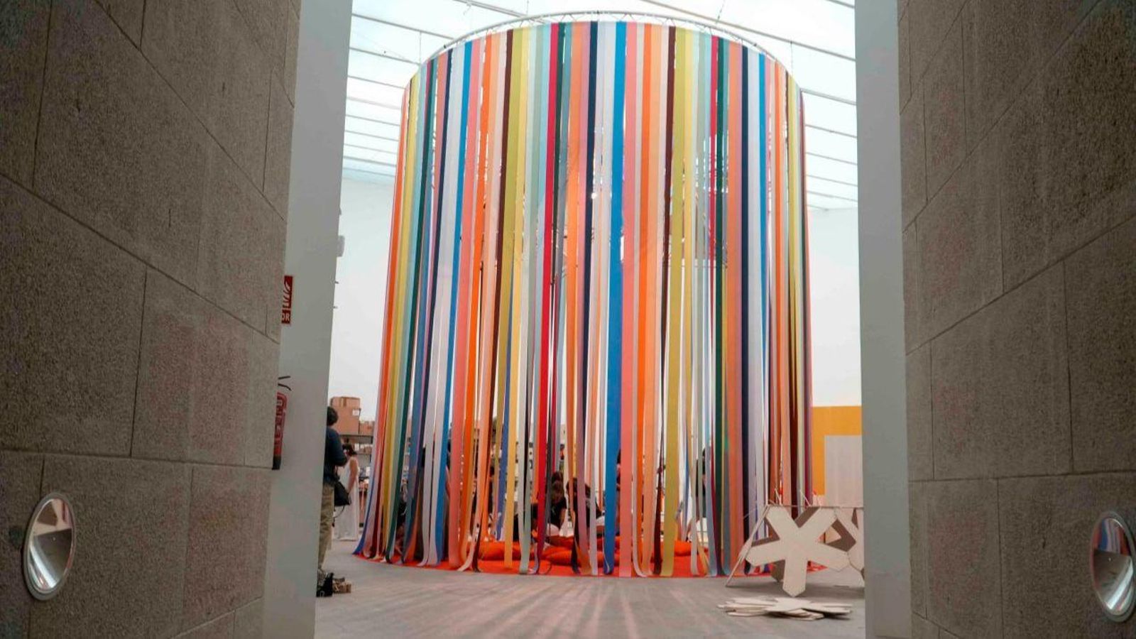 "Balbordo na sala" es un cilindro gigante, formado por cintas de colores gigantes.