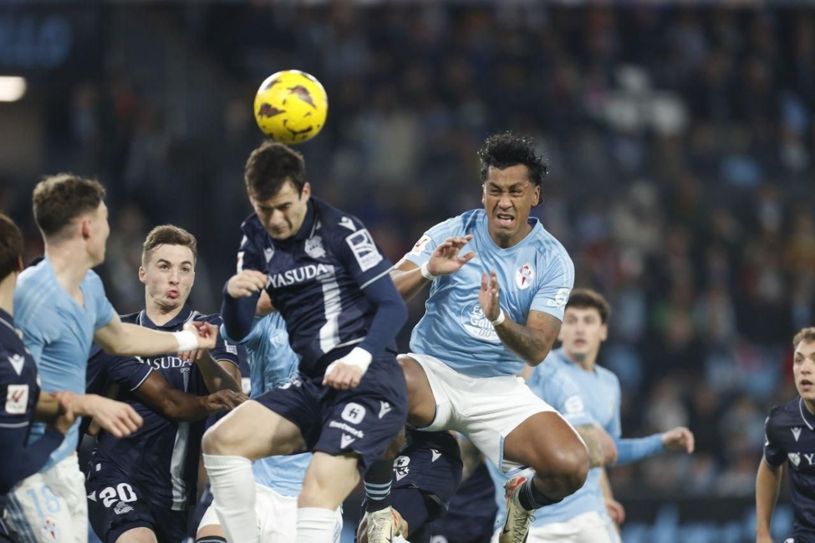 Tapia busca el balón.