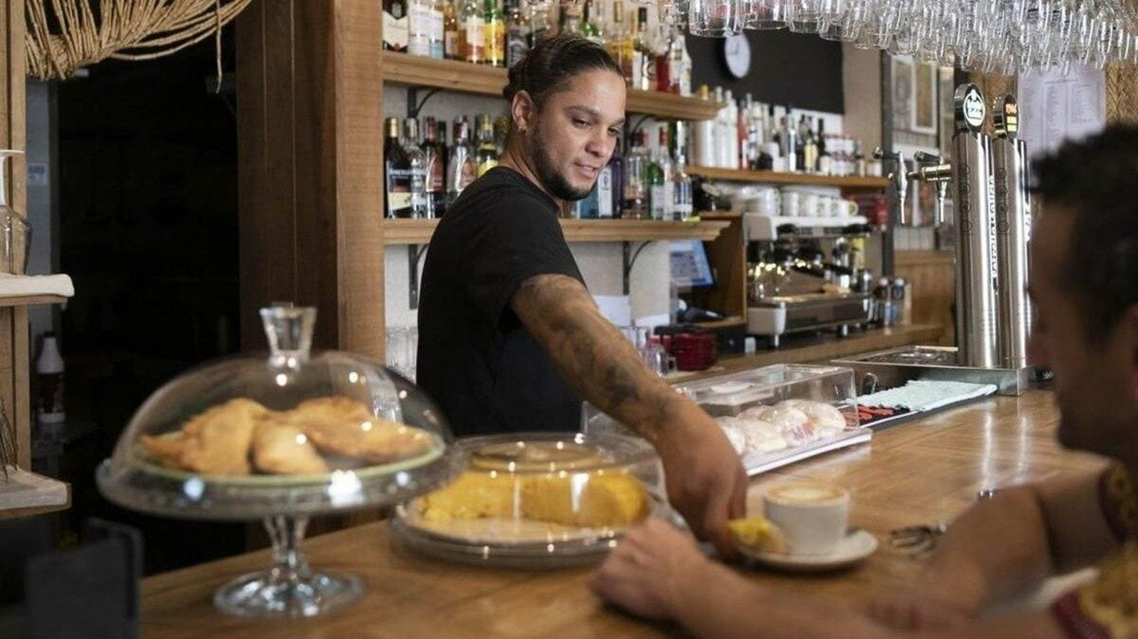 La hostelería es uno de los sectores preferidos de los trabajadores extranjeros. | Martiño Pinal