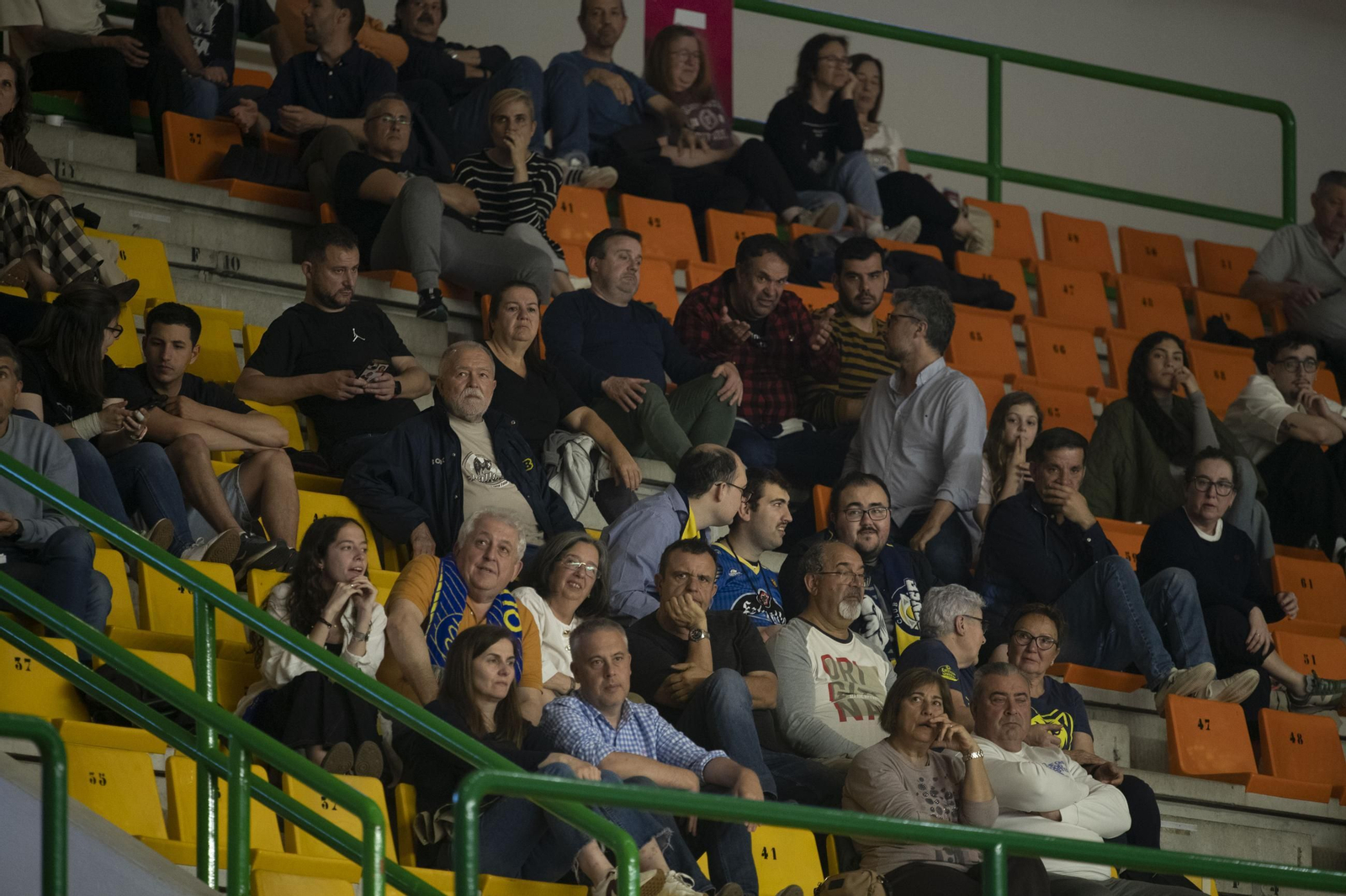 Galería | El Pazo aplaudió a un COB que lo dejó todo ante el Palencia