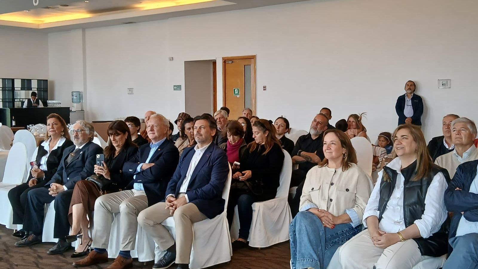 Miranda en primer término durante su visita al centro