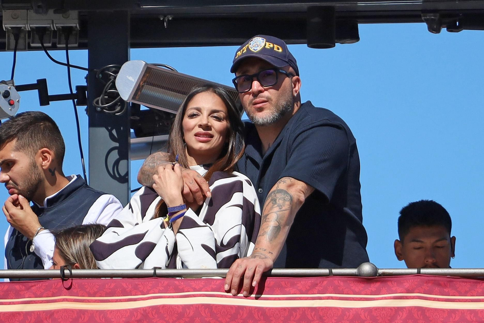 Kiko Rivera y Lola García en un balcón disfrutan de la Semana Santa de Sevilla.