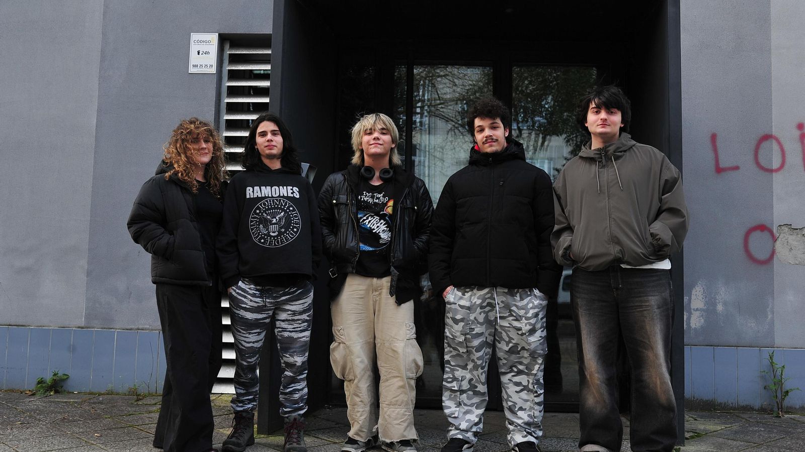 Los jóvenes María, Xoan, Luis, León y Diego en la entrada del Lusquiños.