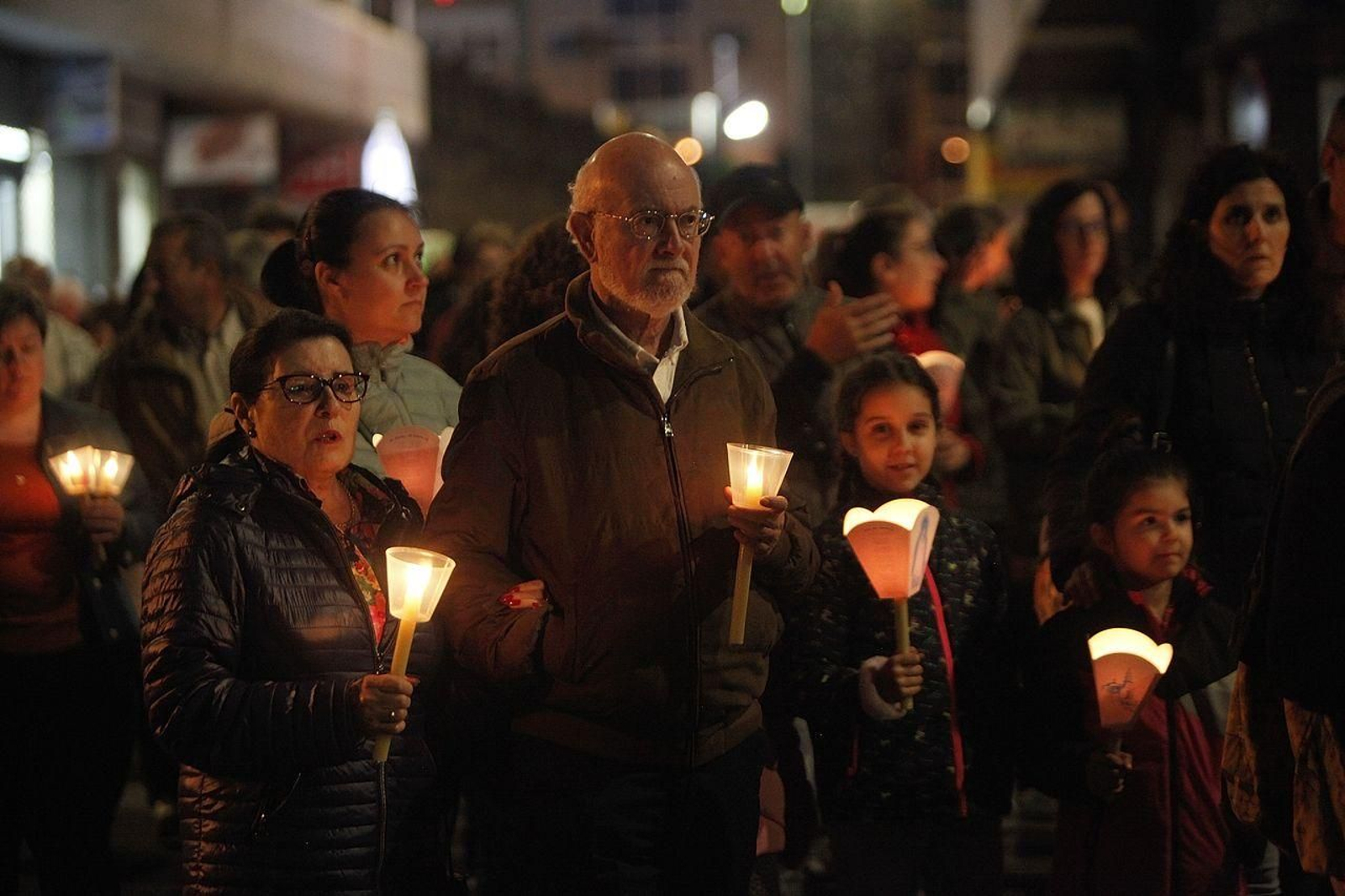 Rezando al paso de la Procesión de la Virgen de Fátima