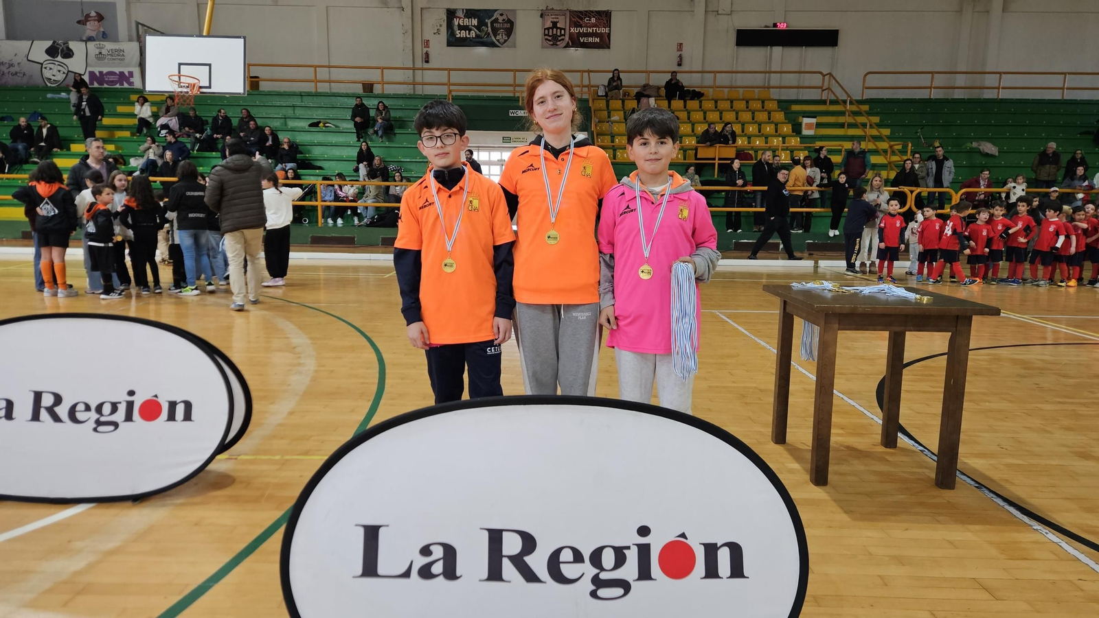 Galería | La cantera del hockey sala ourensano disfruta de una jornada de competición con +Deporte La Región